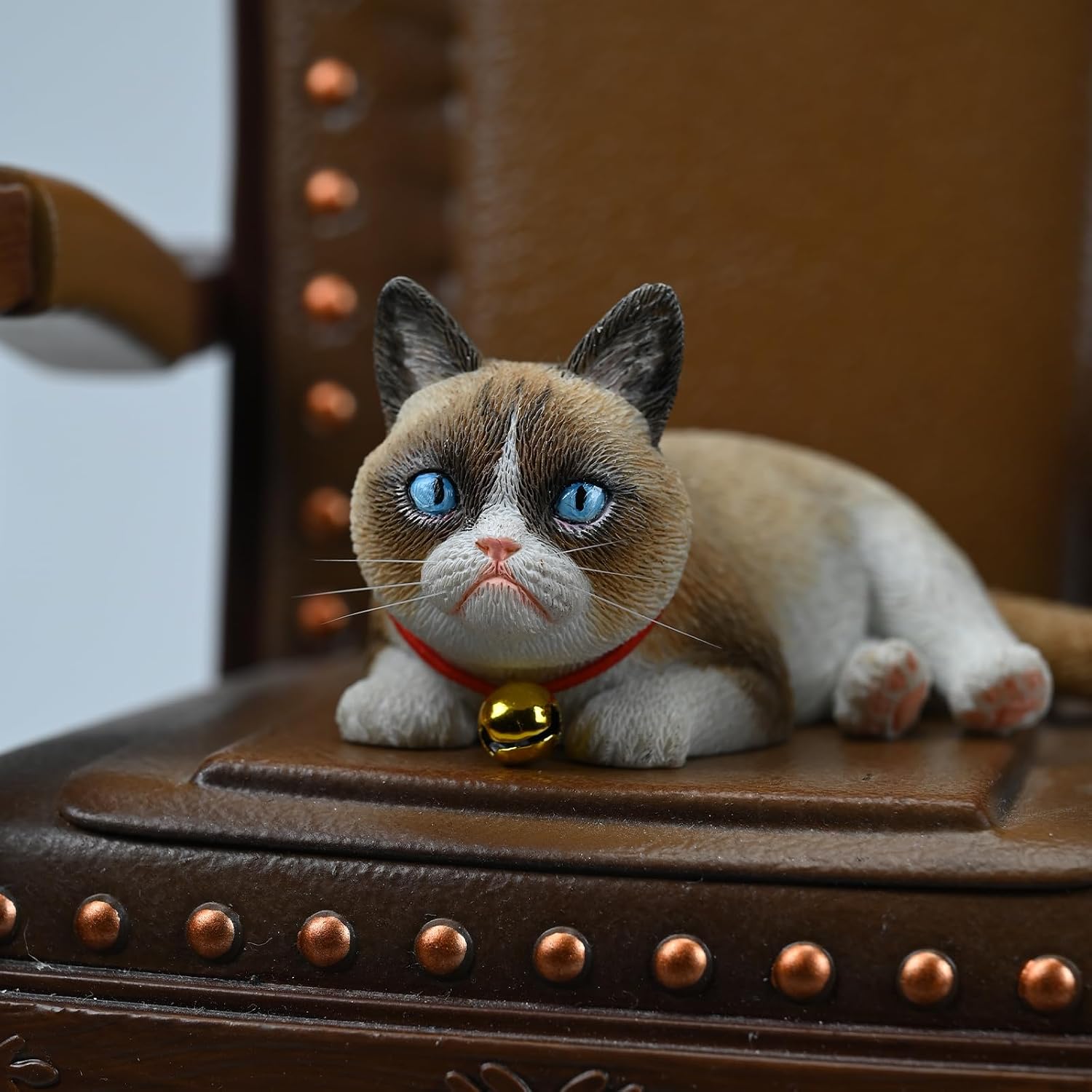 JXK Cat Statue Shorthair Cat Figurine for Desktop Decor Durable Polyresin with Intricate Details Gifts for Mom Women Cat Lovers