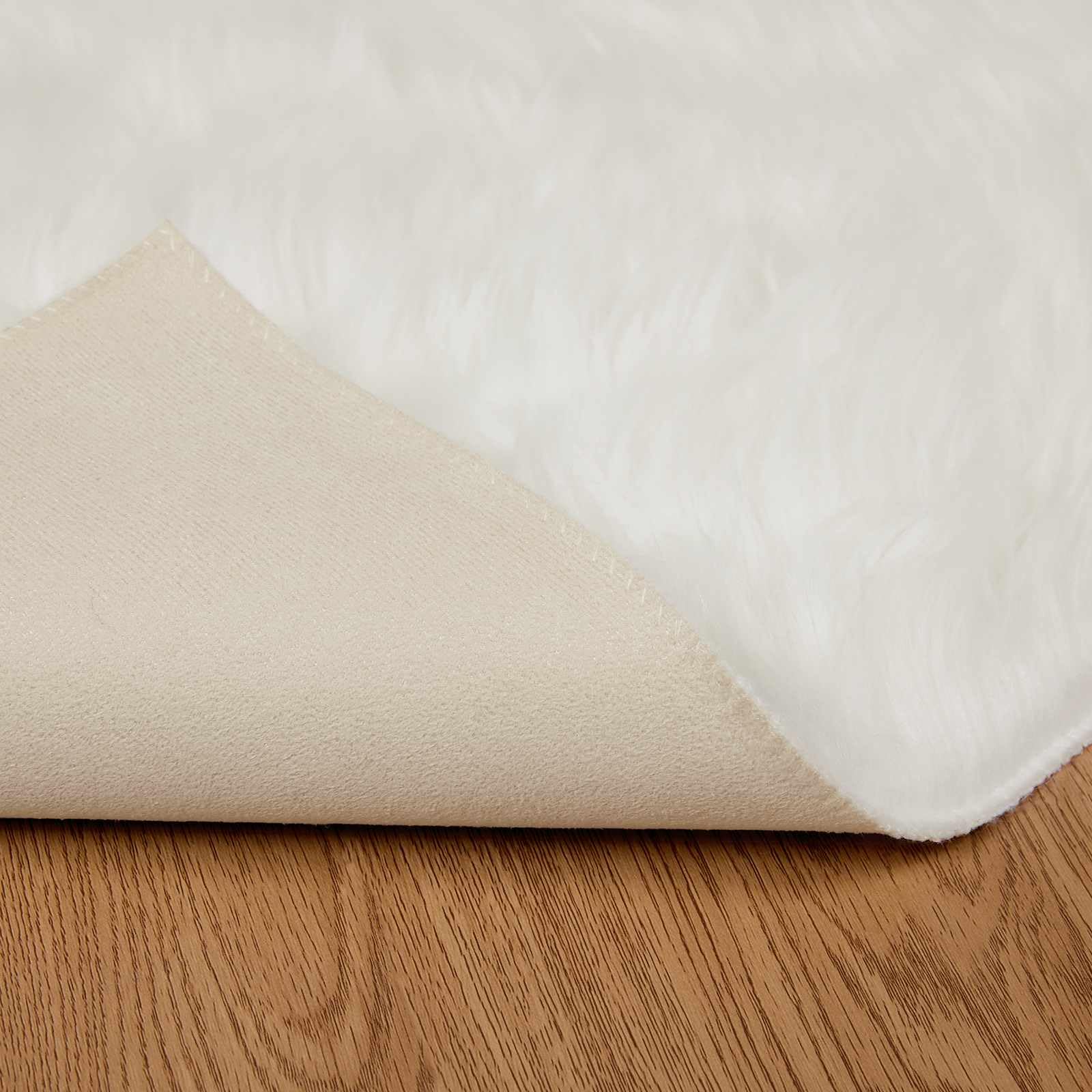 Tafalla - Alfombra de piel de oveja sintética, 100 x 200 cm, de pelo alto, de poliéster, en color blanco, diseño moderno para salón, dormitorio, pasillo