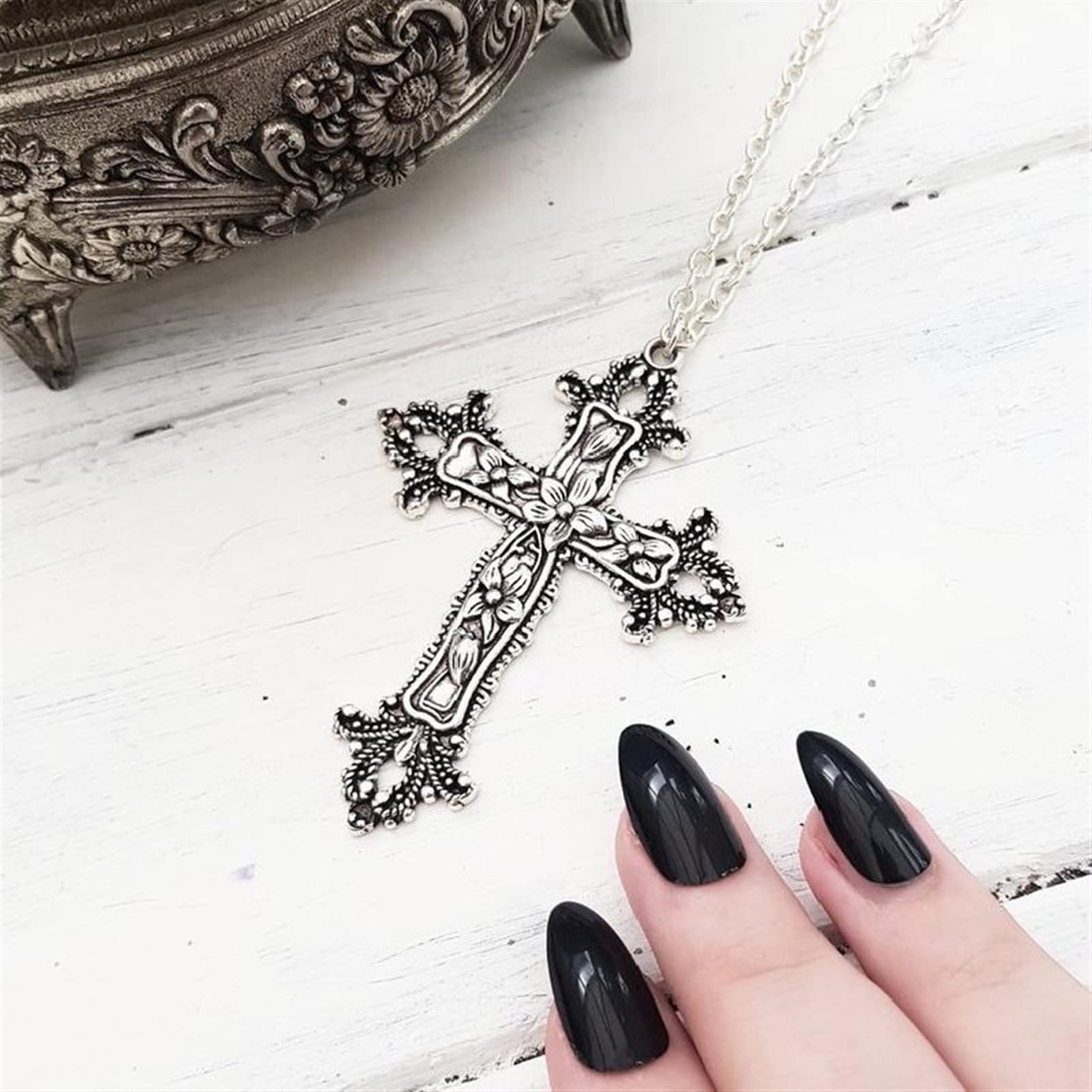 Collier croix gothique rouge idéal pour vos soirées punk rock