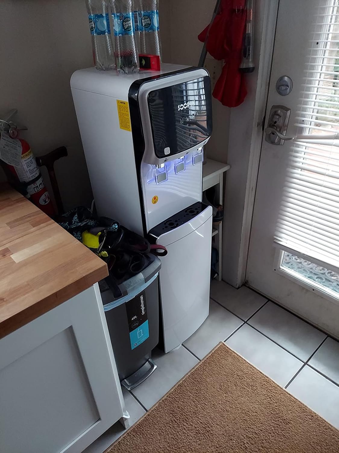 Internal diagram illustrating the UV light self-cleaning function within the SOOPYK water cooler dispenser.