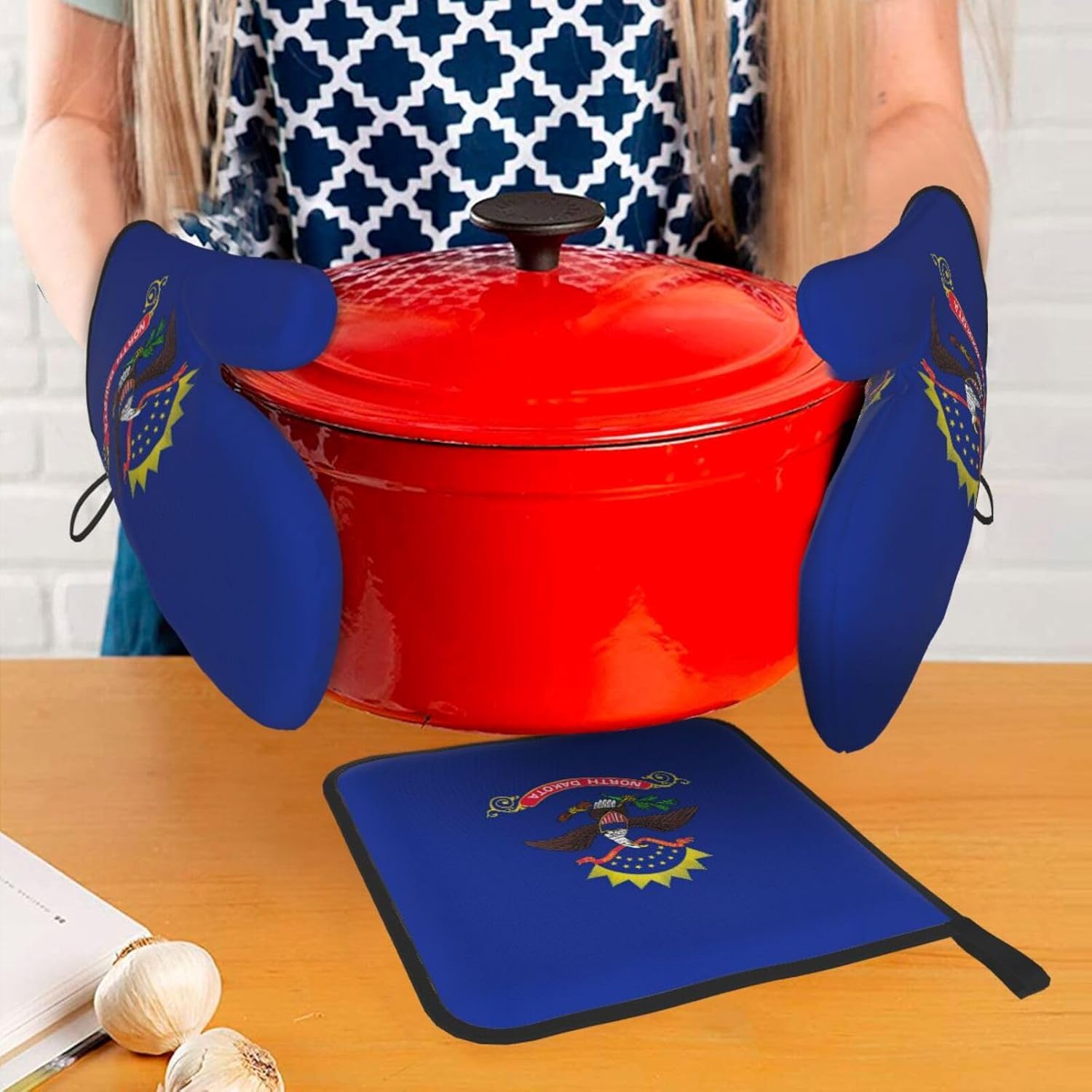 North Dakota State Flag Print Heat Resistant Microwave Gloves, Used for Baking, Cooking, and Fashion Kitchen Essentials