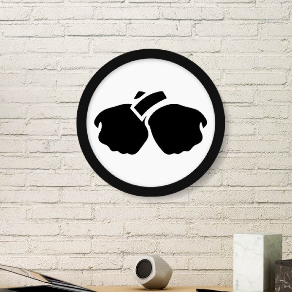 Cadre photo rond en bois d'art et décoration murale motif poing noir