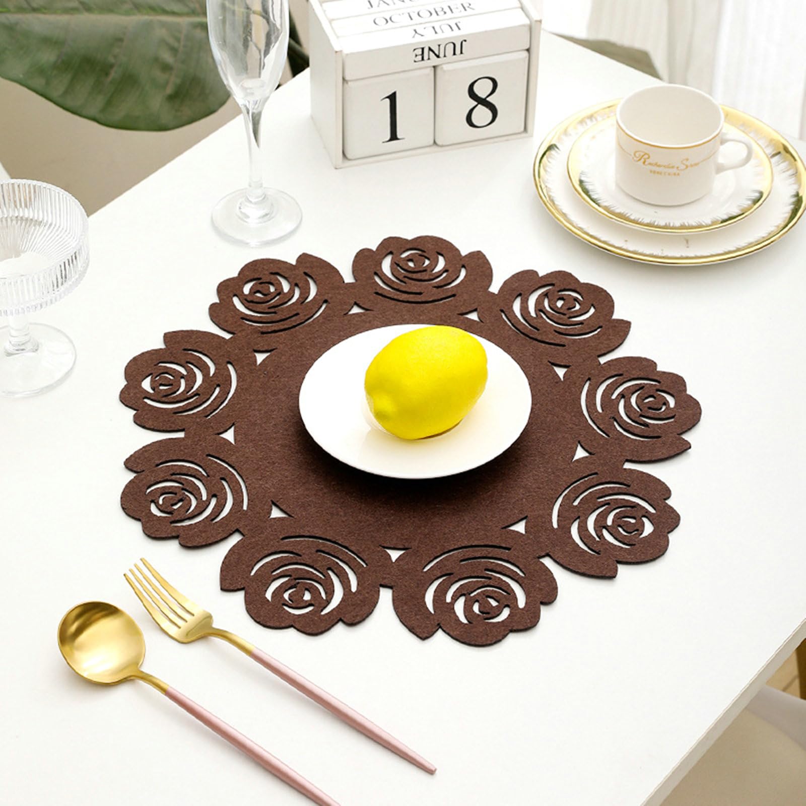 Tovagliette Cucina Rotondo, Set di 6 Tovaglietta Americana Lavabile Forma di Fiori di Rosa Cavo Tinta Unita Tovagliette Felto Antiscivolo, Resistente al Calore, Caffè, 38CM