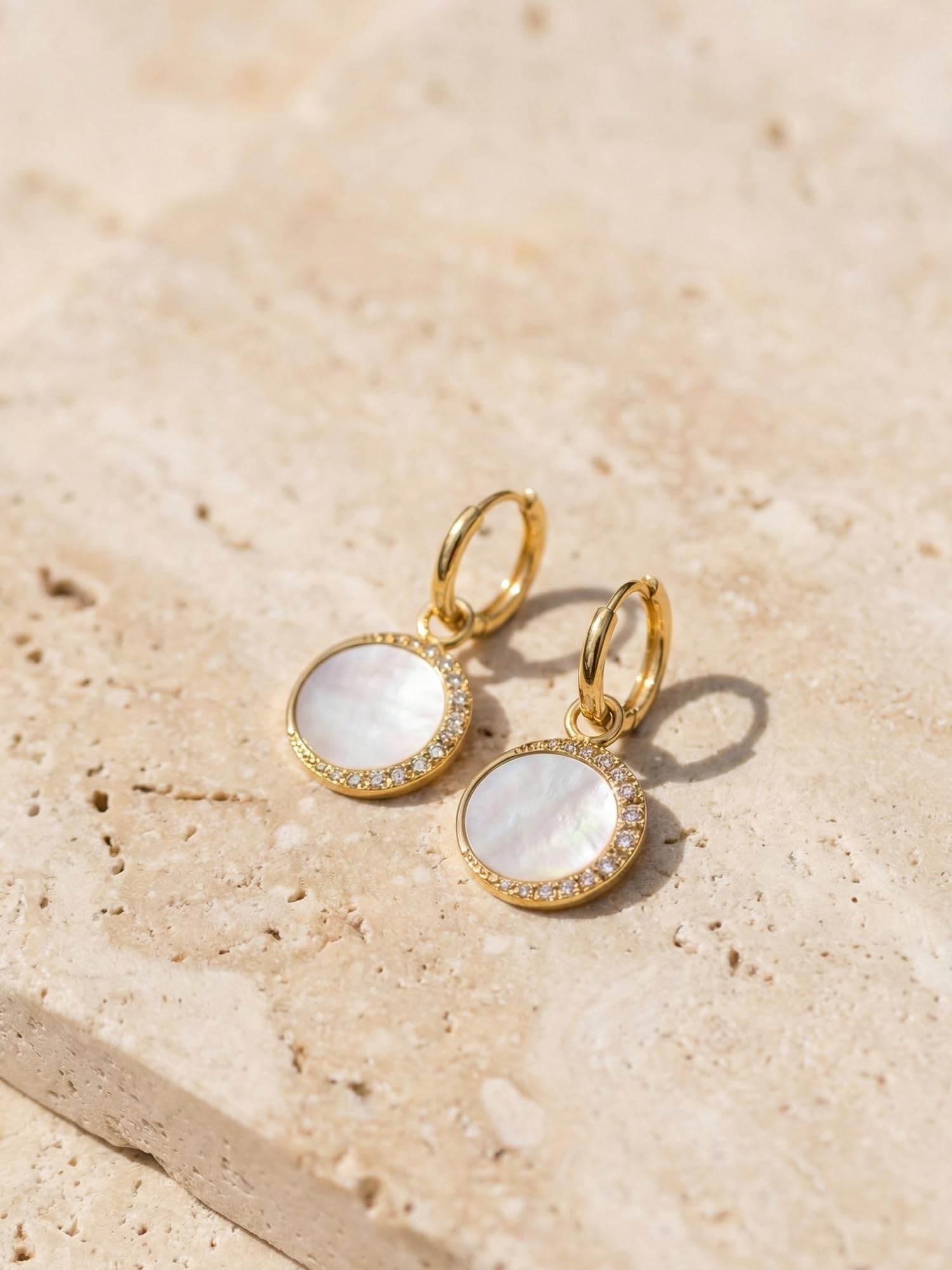Purelei Shining Moon - Orecchini da donna con madreperla e zirconi, eleganti orecchini a cerchio in acciaio inox con ciondolo a forma di luna, orecchini scintillanti, regalo per donne