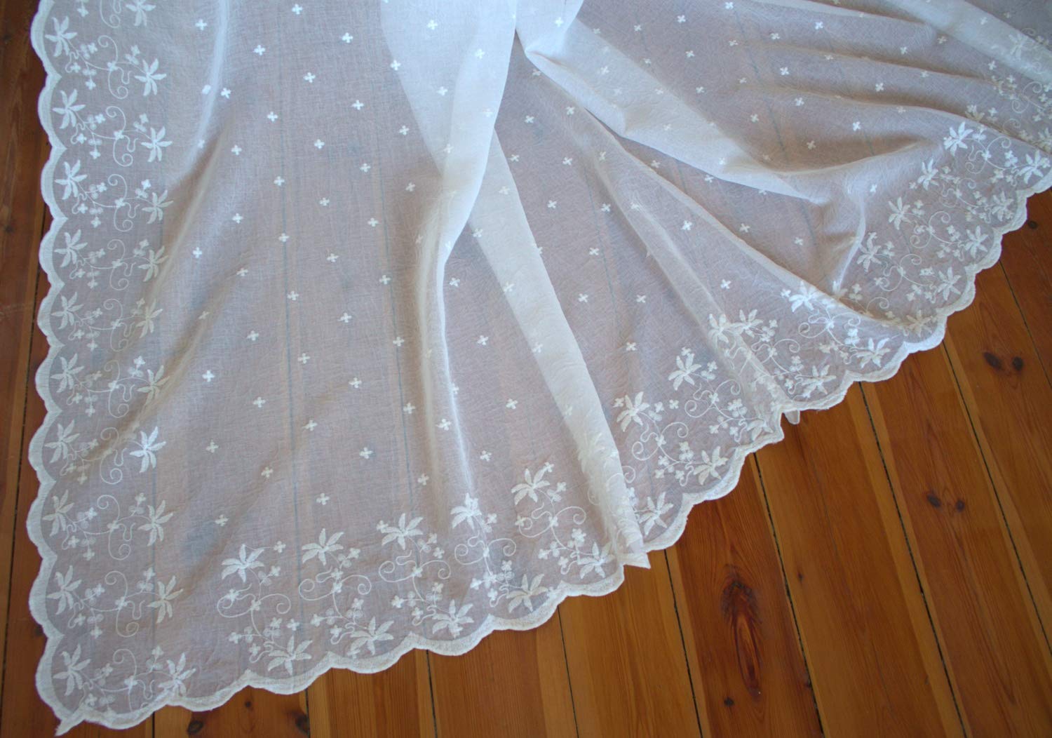 Gardinenschal Kaya WEIß Bestickt 130x250 cm – Romantischer Landhaus-Vorhang mit Bändern, Shabby Chic Store & Dekoschal, feine Spitze für Wohnzimmer & Schlafzimmer, 1 Stück