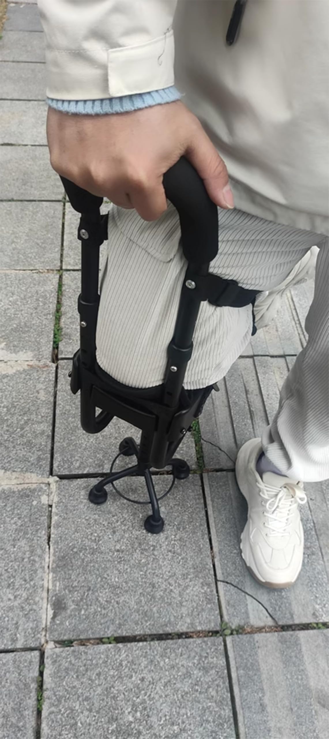 Kula kolana bez użycia rąk, wsparcie mobilności kuli kolanowej, regulowana, antypoślizgowa, bez użycia rąk, przenośna kula do chodzenia ze stabilną podstawą z czterema nogami