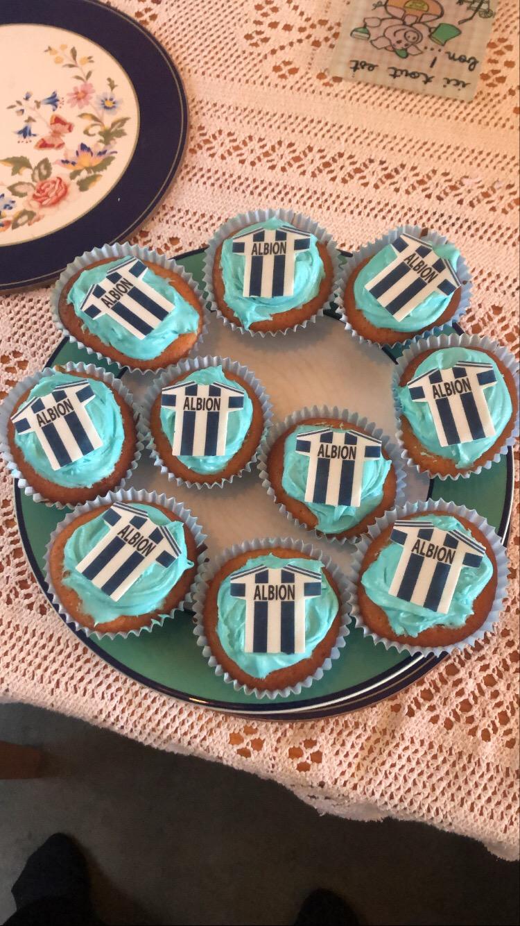 24 Edible T Shirt Decorations - Great For Millwall Fans - Perfectly Pre-Cut Wafer Just Pop Them Out The Packaging And Top Them On Your Cake - Pack Of 24 - By