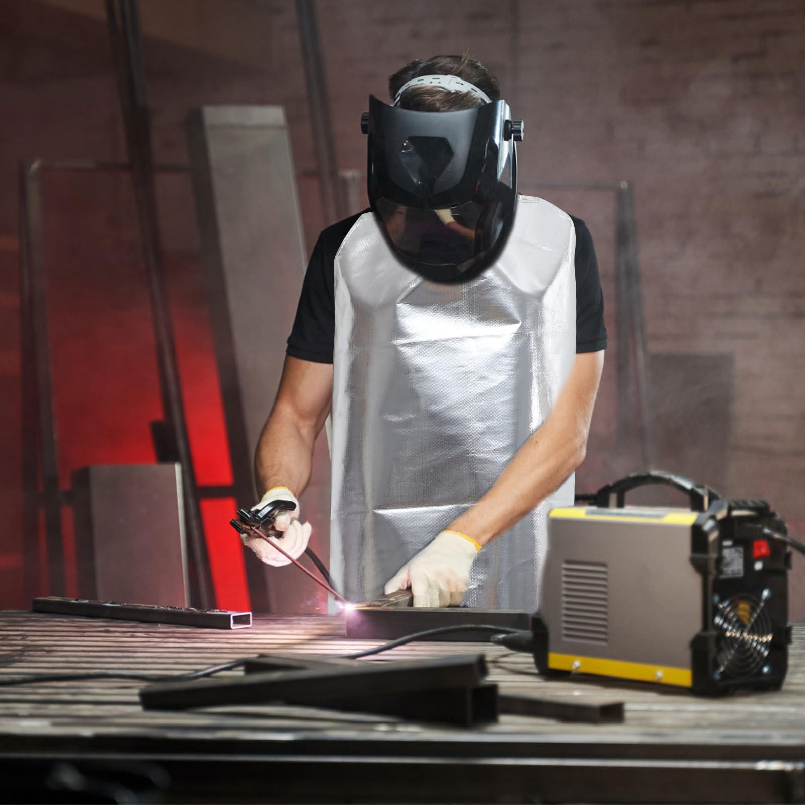 Housoutil Wärmeisolierende Hitzeschutzschürze aus Aluminiumfolie Feuerfest und Ölbeständig Voller Schutz Langlebig für Werkstatt und Universelle Nutzung in Silber Zufällige Zufällige Farbe