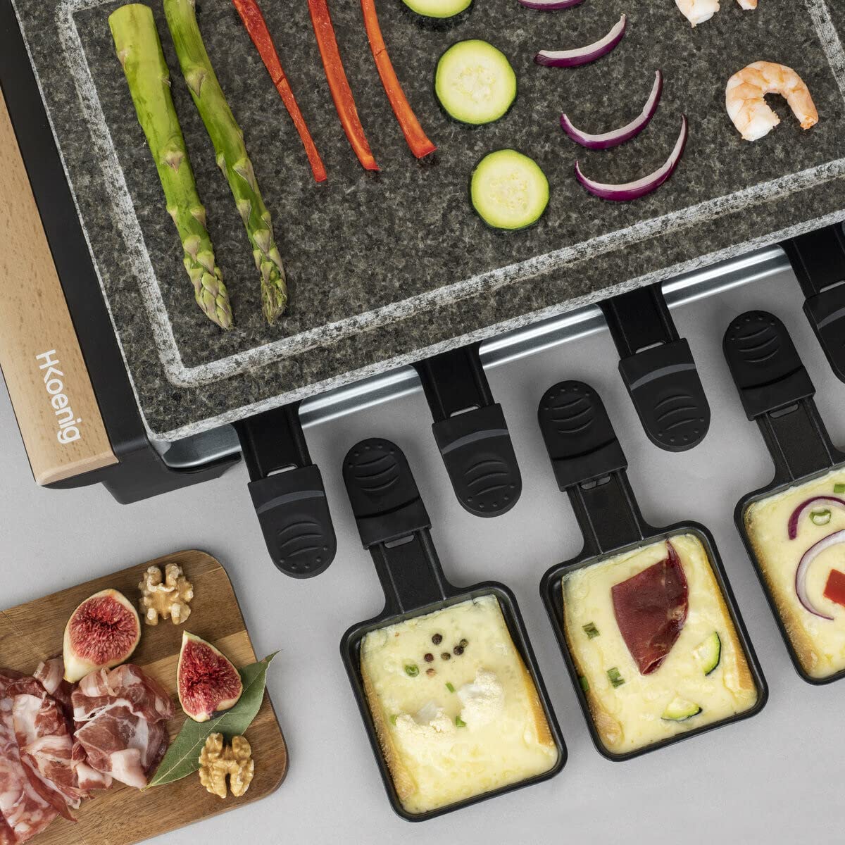 H.Koenig Pietra di cottura 2 in 1 con apparecchio per raclette da 8 persone RP328 design in legno, griglia multifunzione in granito,pietra rimovibile, Accessori: 8 teglie antiaderenti
