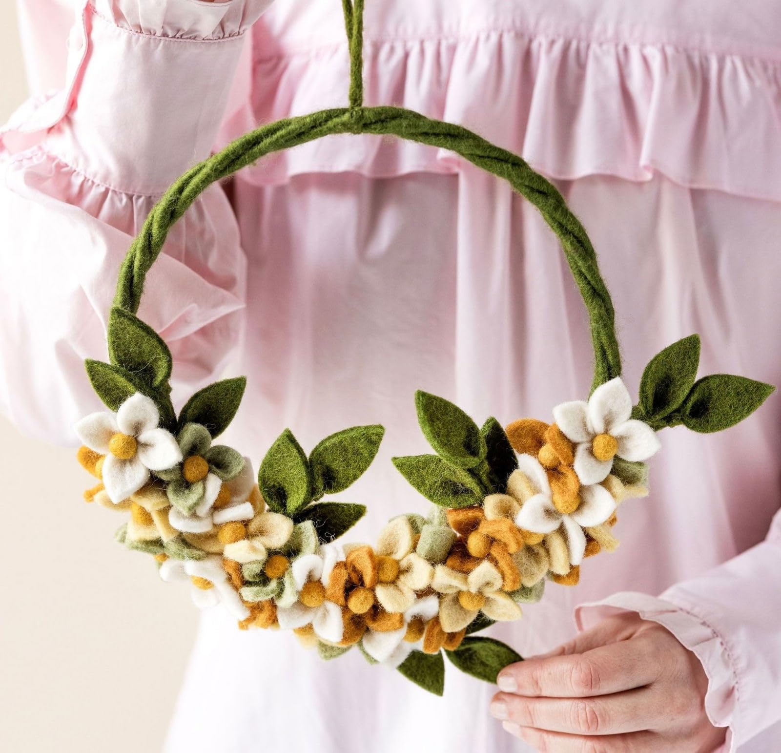 Hecho a mano y certificado de comercio justo | Gry & Sif | Elegante diseño danés x Nepali Artesanos | Corona de flores de amanecer – Amarillo | Decoración de Pascua