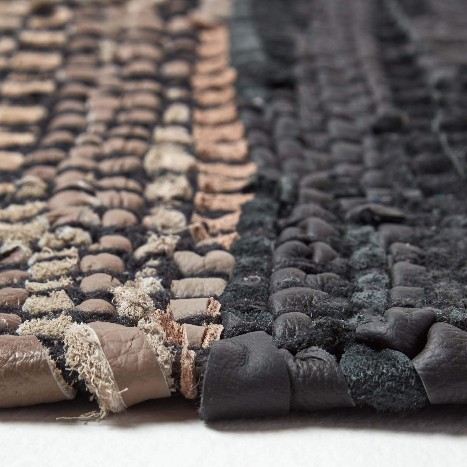 HOMESCAPES - Tapis en Cuir recyclé Noir et Beige à Motif Chevrons - 120 x 180 cm