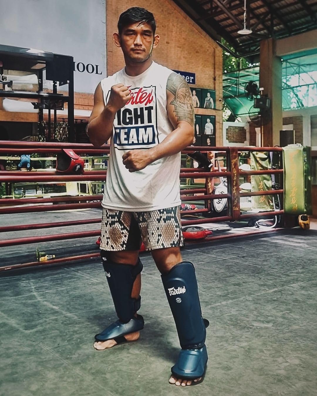 Fairtex SP9 Ultra Ergo Schienbeinschoner | Muay Thai Kickboxen Schienbeinschoner aus Syntek Leder