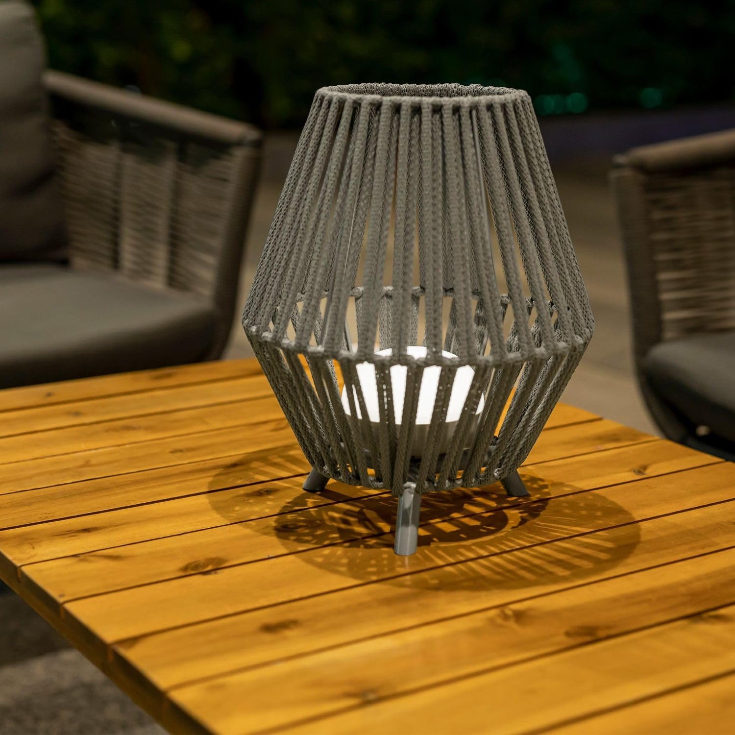 Licht-Erlebnisse Kabellose Tischlampe außen mit LED Akku Leuchtmittel 2700 K IP54 Dreibein Taupe Ø 25,5 cm H: 32,5 Außenleuchte Tischleuchte Outdoor Balkon