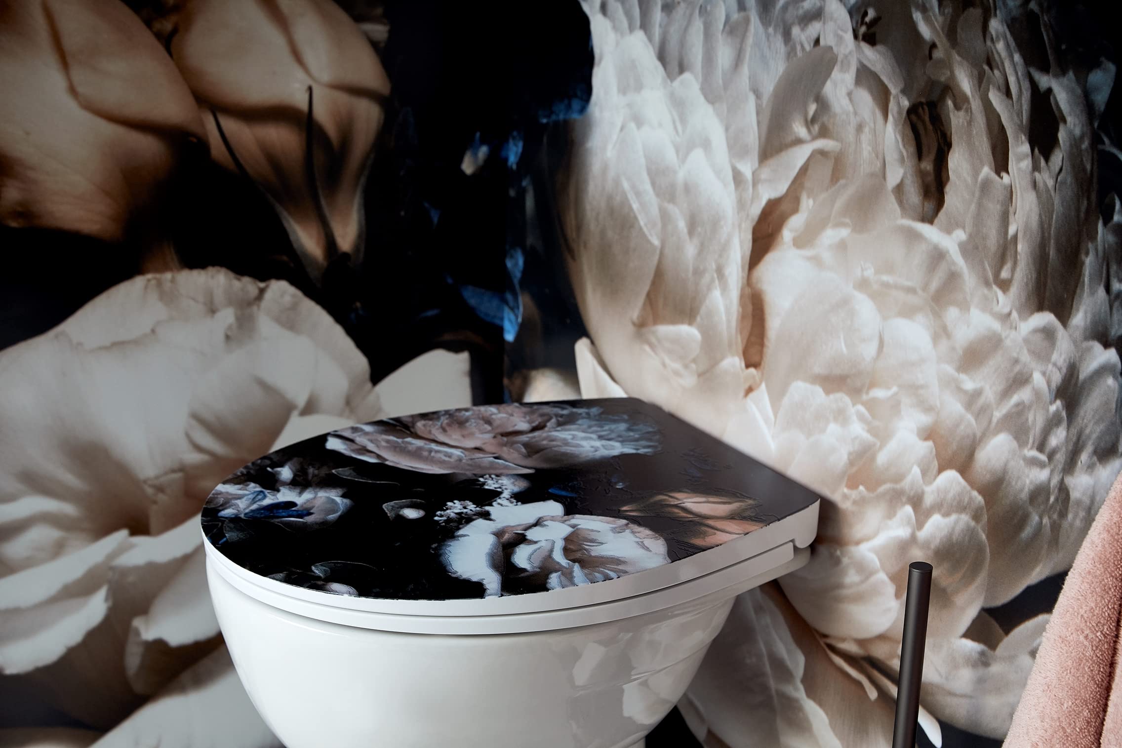 Wenko 24066100 Premium Peony con Sedile WC in Rilievo con abbassamento Automatico, antiruggine, Fissaggio igienico in Acciaio Inox