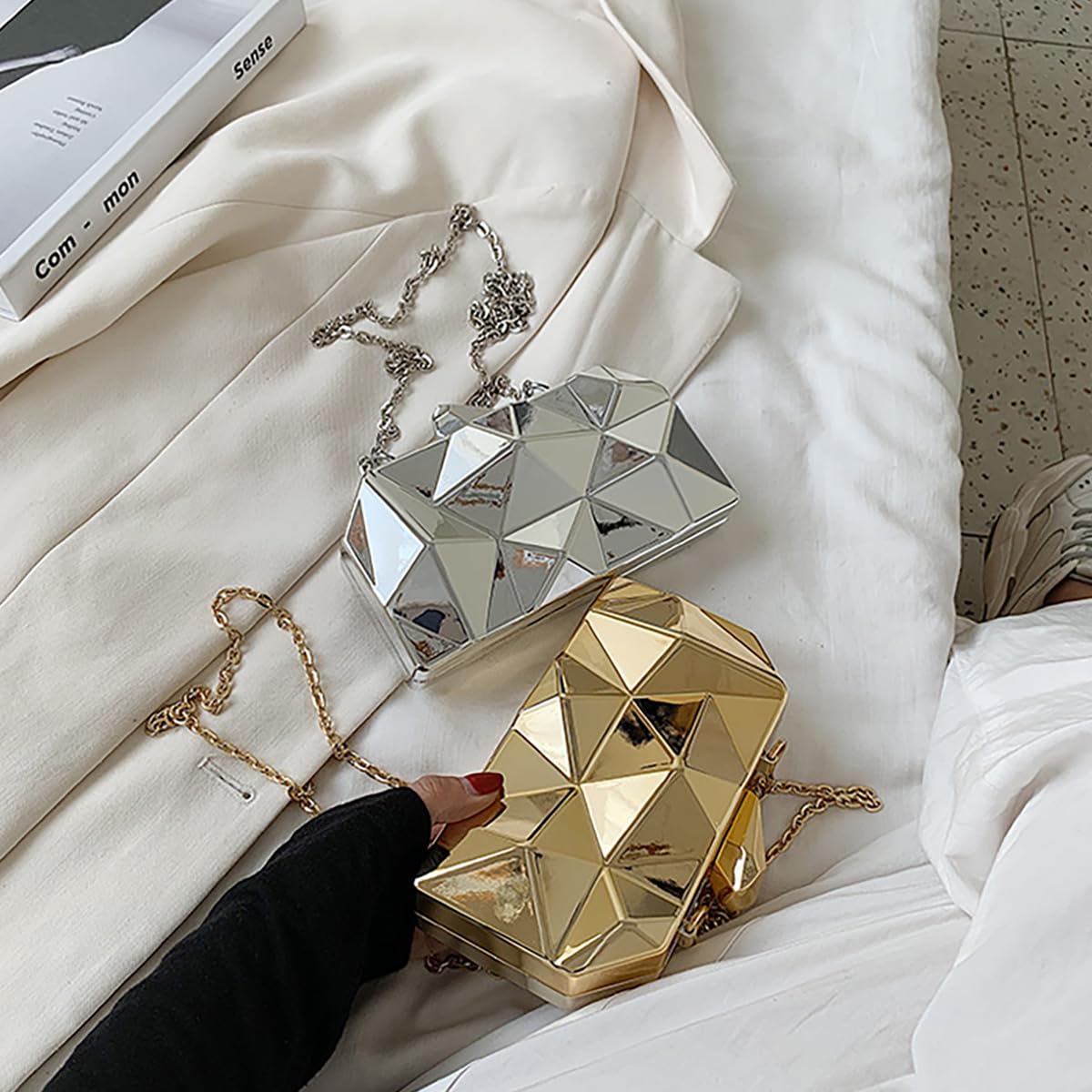 Bolsa Clutch Festa Feminina Prata Acrílico Translúcido Irregular Mão Ombro Transversal Com Correntes Removíveis em promoção! Veja a oferta e mais achadinhos de Bolsas 9 Hoje é o melhor dia para comprar Bolsa Clutch Festa Feminina Prata Acrílico Translúcido Irregular Mão Ombro Transversal Com Correntes Removíveis com aquele preço maroto! Promoção! Aproveite a oferta! 9