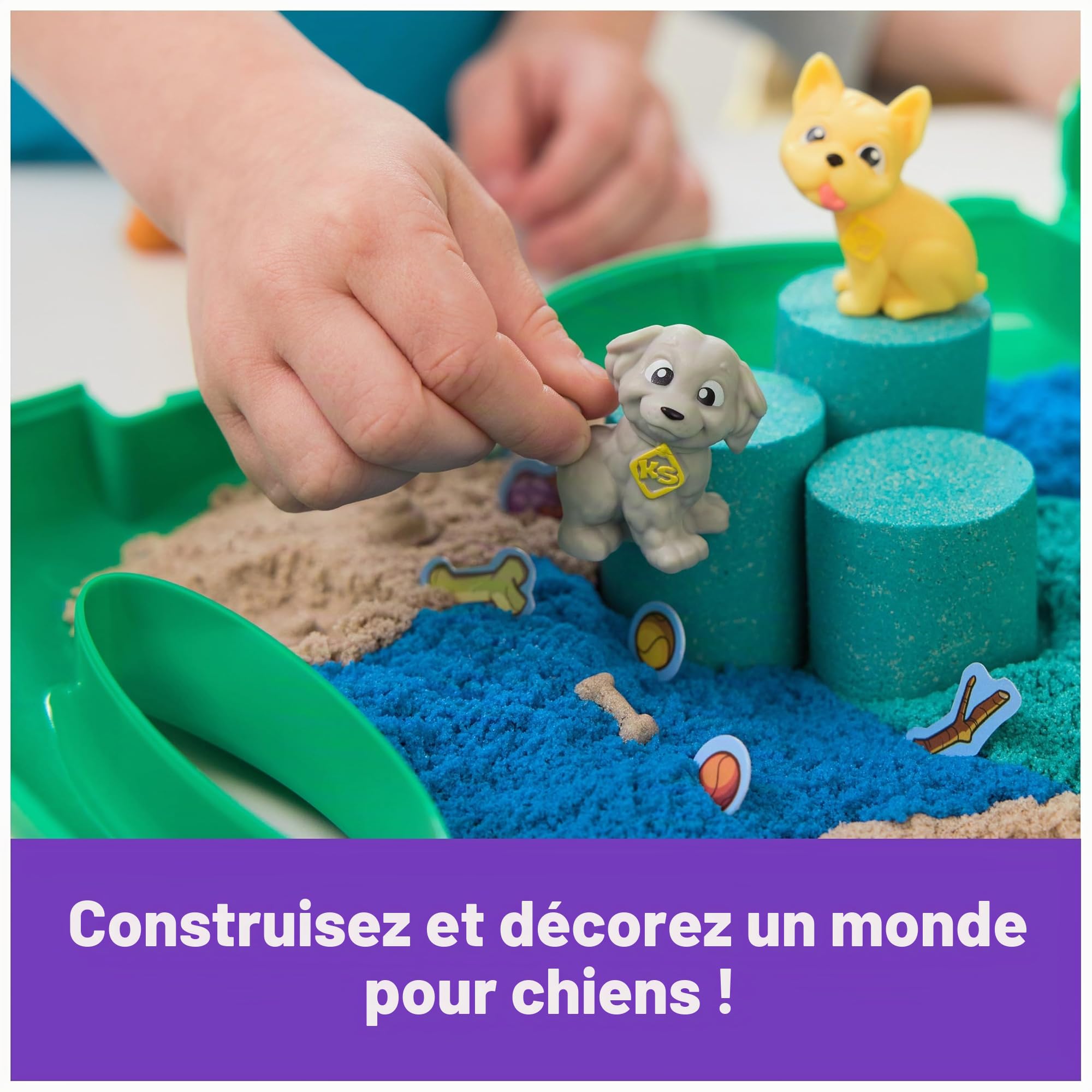 Kinetic Sand Mallette de parc pour chien ? Avec 680 g de sable, 3 chiens, 2 outils de sable et accessoires, à partir de 3 ans