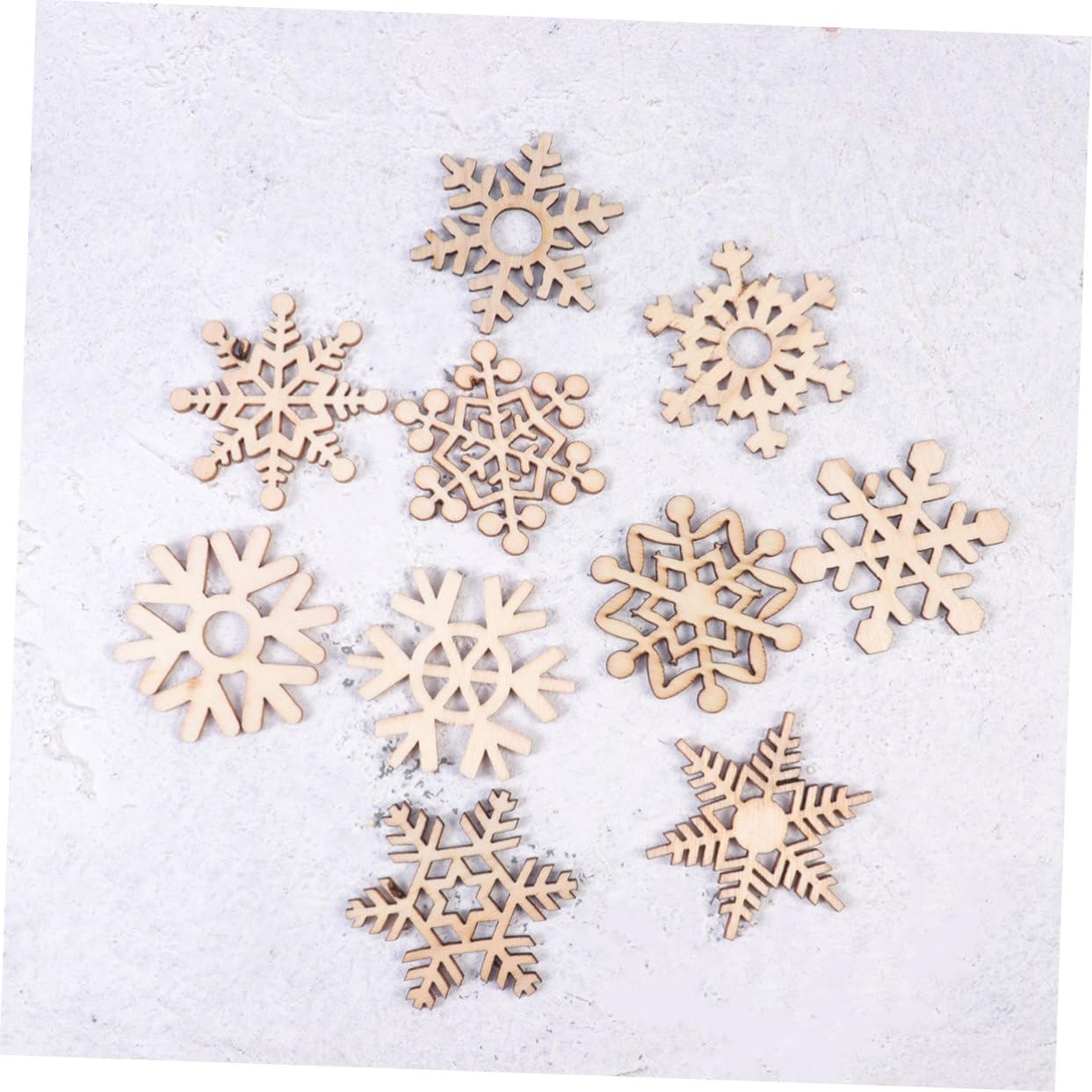 50stücke Holzanhänger Schneeflocke Weihnachten Schneeflocken Anhänger aus Holz Christbaumschmuck Weihnachtsschmuckstück Weihnachtsdeko Schneeflocken-hängedekoration
