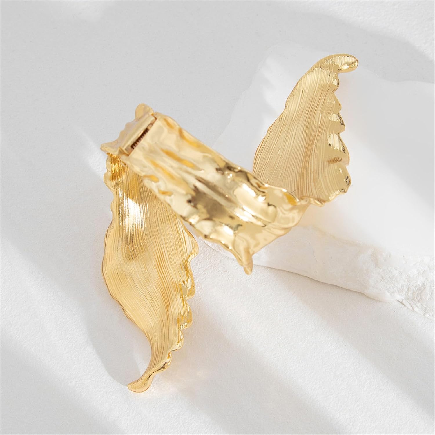 Fashionable Delicate Pattern in Gold Tone Comfortable and Sturdy for Everyday Casual Wear