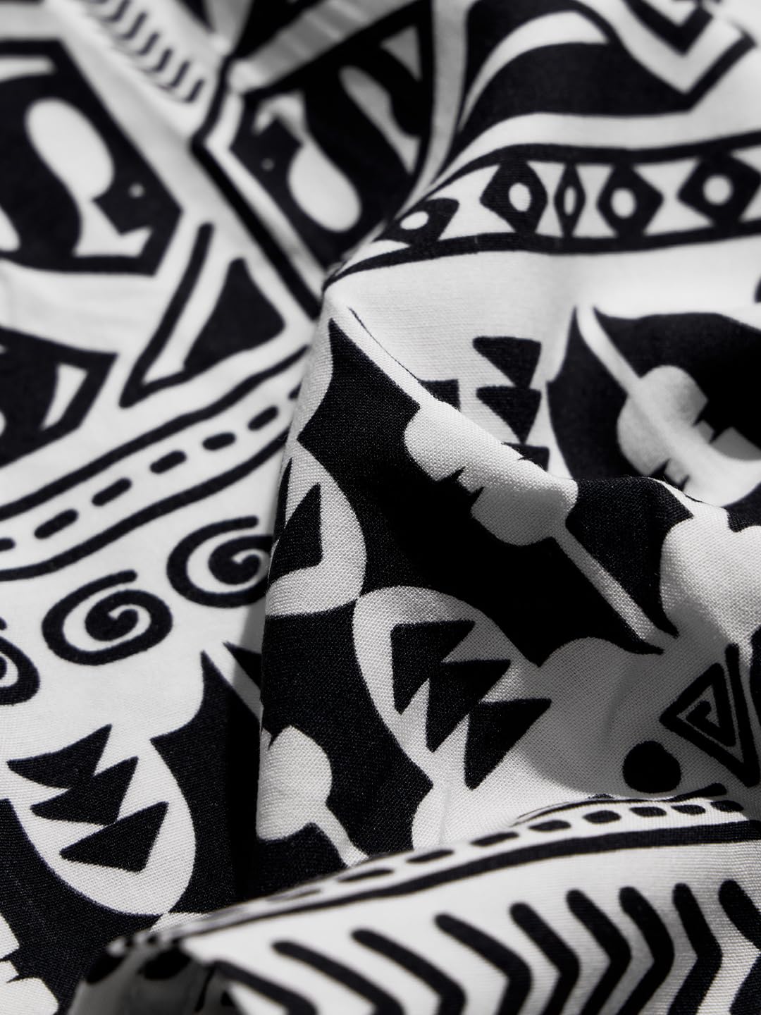 The Souled Store Batman: Camisas geométricas de algodón de manga corta con cuello y botones frontales en blanco y negro estampado de ajuste regular