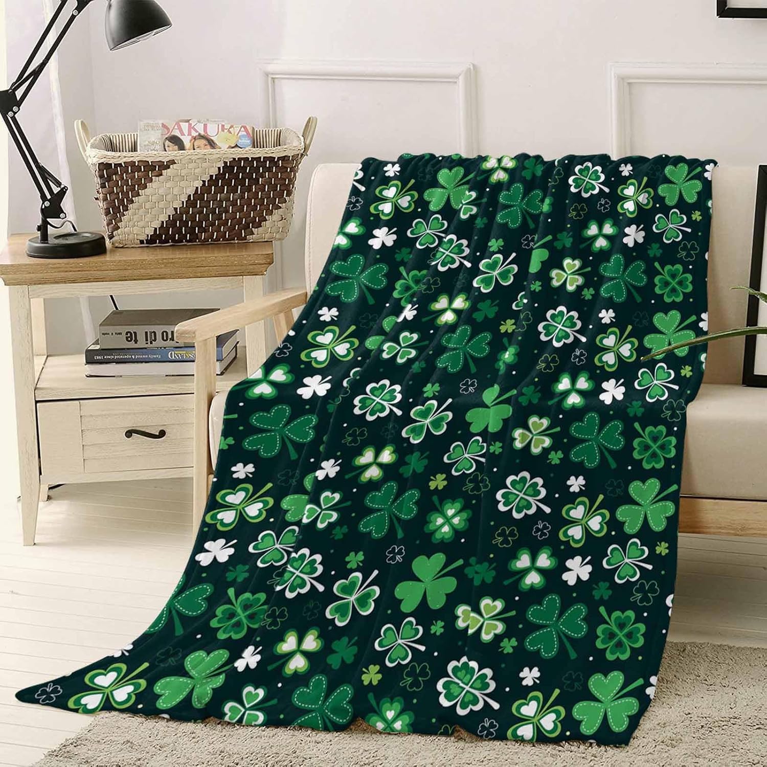 Chucoco Happy St. Patrick's Day Throw Blankets Lucky Shamrocks Leaves Fuzzy Soft Flannel Fleece Bed Cover Bedspread Lightweight Cozy Luxury Blanket for for Couch Bed Sofa Chair 40x60In