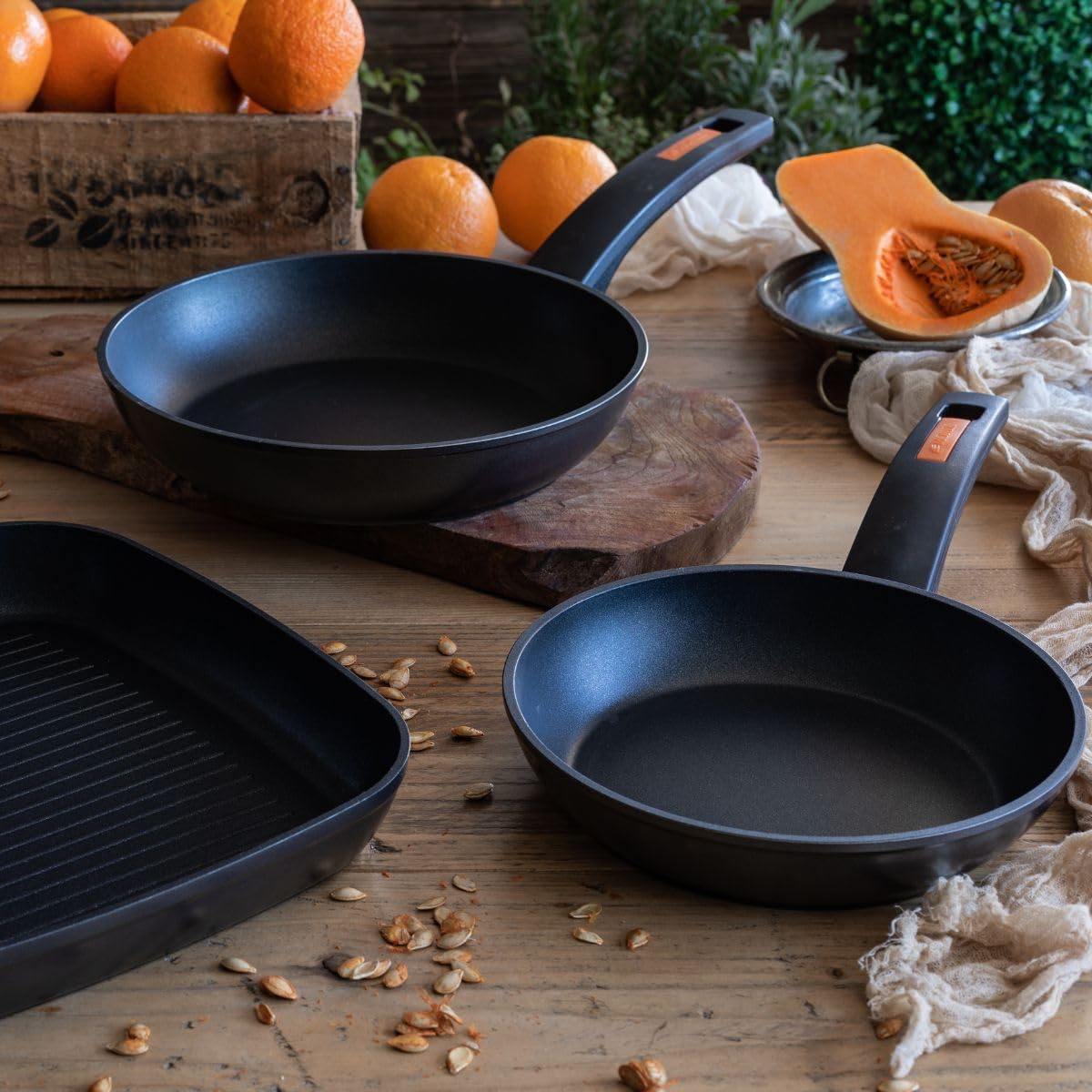 MONIX Fuego | Set 3 sartenes 20-24- 28 cm, aluminio forjado, antiadherente bicapa, sin PFOA, mango baquelita, apta para todo tipo de cocinas incluida inducción