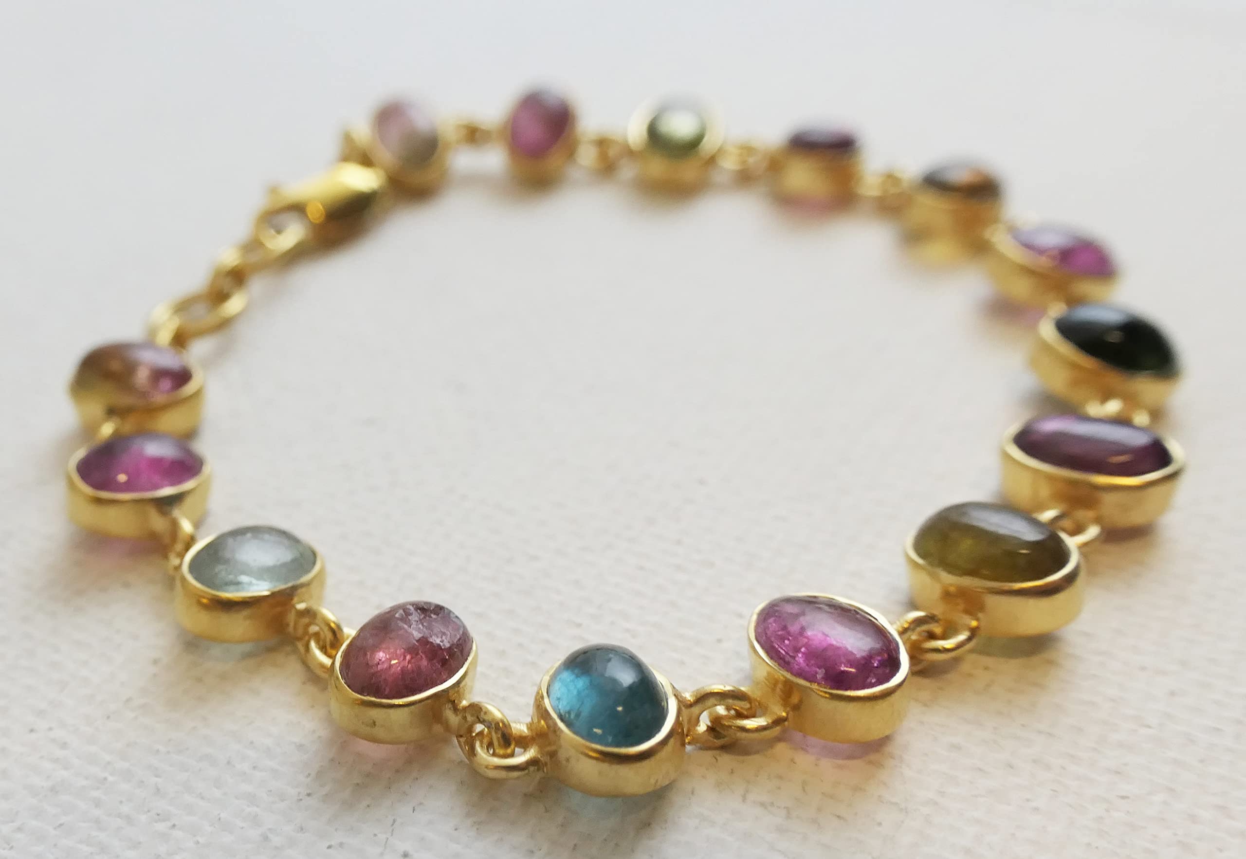 Pulsera de plata de ley bañada en oro con turmalinas multicolores