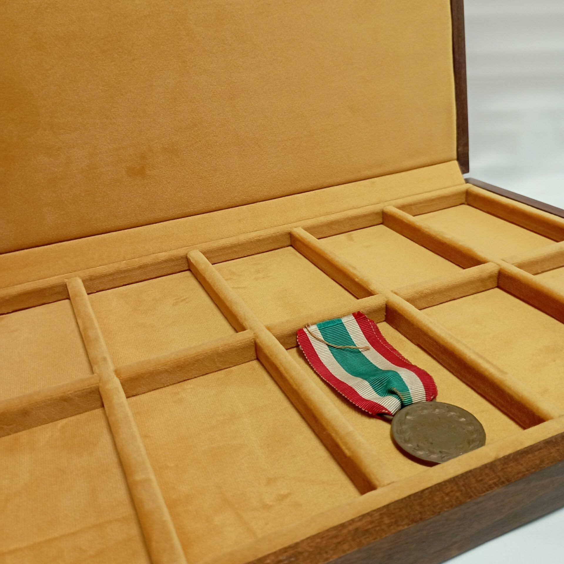 Personalisierte Medaillenbox aus Holz mit Samteinlage – Gravur nach Wunsch – Handgefertigte Vitrine für Medaillen, Münzen & Auszeichnungen