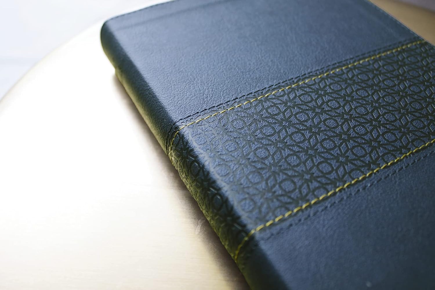 NIV, Thinline Reference Bible (Deep Study at a Portable Size), Leathersoft, Navy, Red Letter, Comfort Print