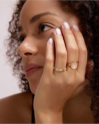 Vista 4 de YeGieonr Anillos de oro para mujer, a la moda, que no se deslustran anillo grueso chapado en oro, joyería de regalo de acero inoxidable dorado
