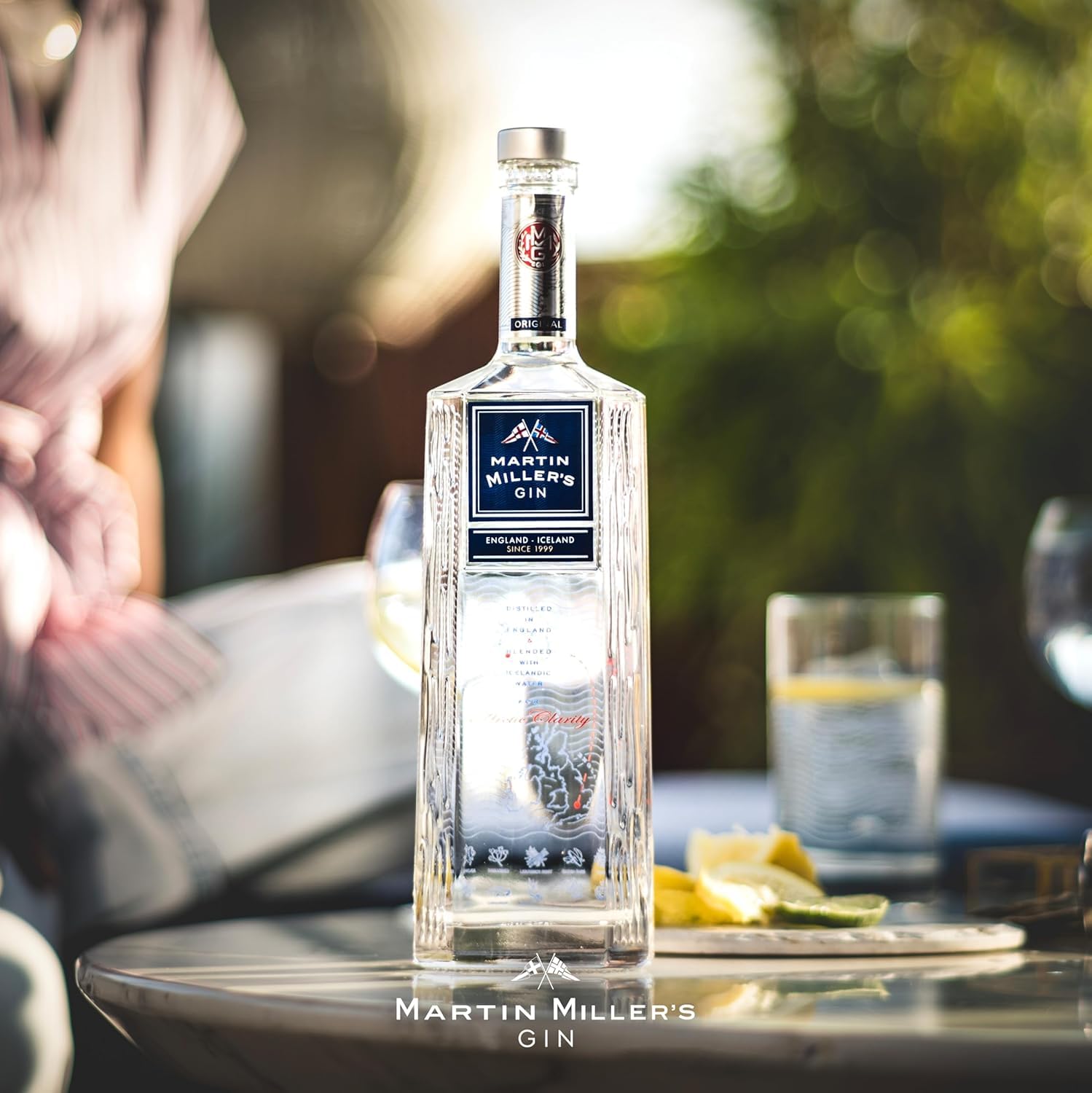 Martin Miller´s Gin - Pack Edición Especial Ginebra Botella 70ml + Abrigo OOTO 100% Polyester by Andres Velencoso, talla L - Pack Perfecto para Regalo