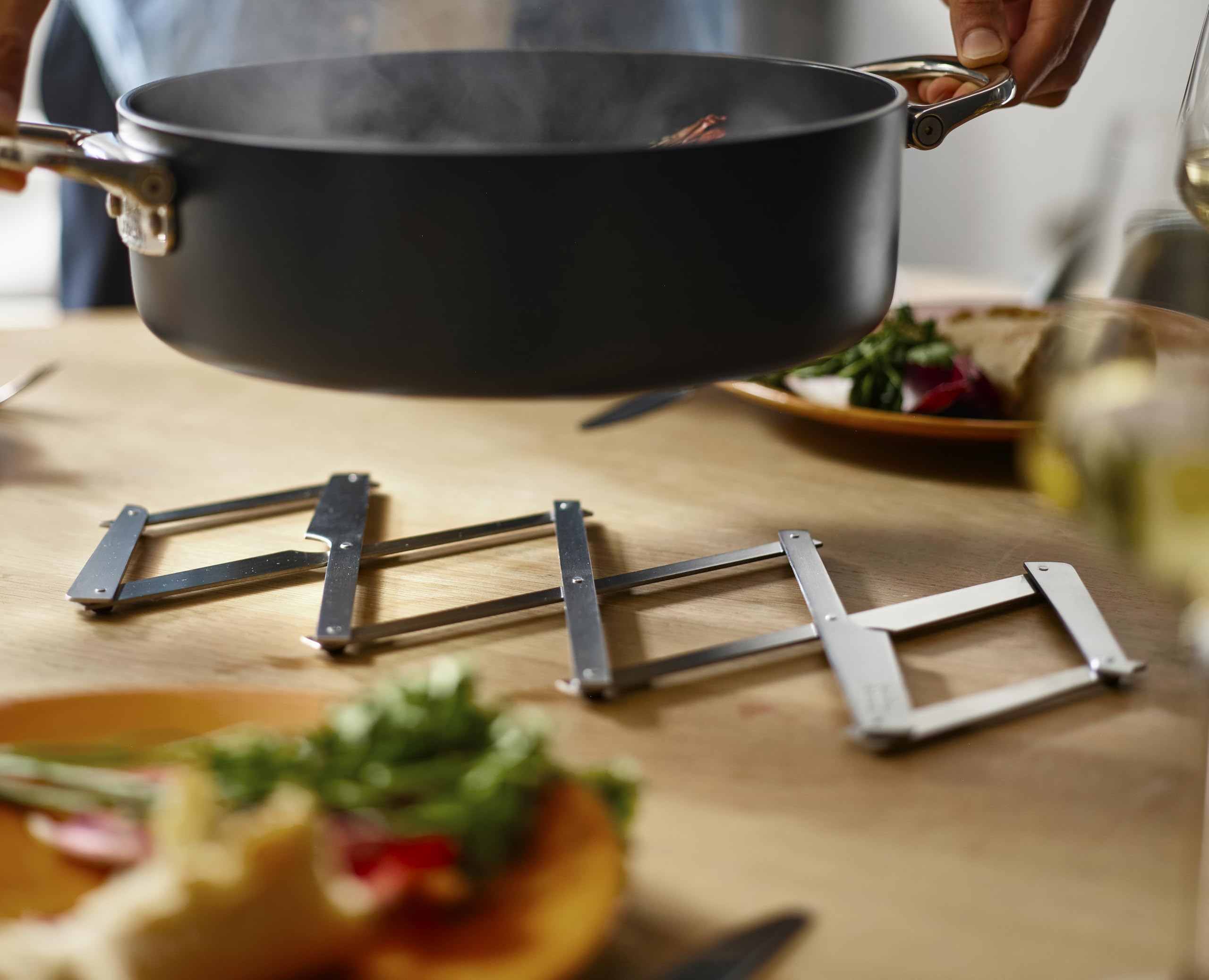 Joseph Joseph Space Sottopentola pieghevole ed espandibile per pentole e padelle, antiscivolo, tappetino resistente al calore per il piano di lavoro della cucina, Acciaio inossidabile