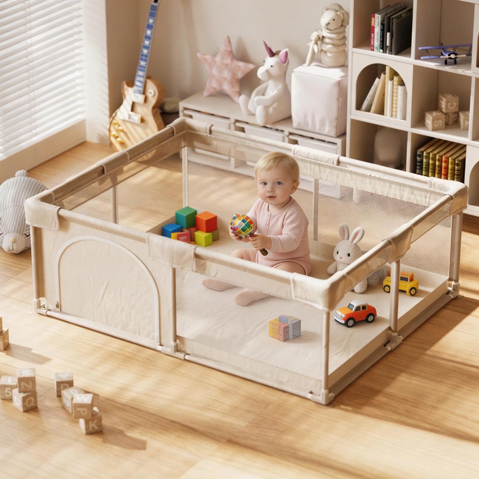 Koonmi Großes Laufstall Baby 150x180 cm Faltbarer Laufgitter mit atmungsaktivem Netz, Stoff & Saugnäpfen – für Babys & Kleinkinder, zusammenklappbarer Spielkäfig für Innen und Außen – Beige