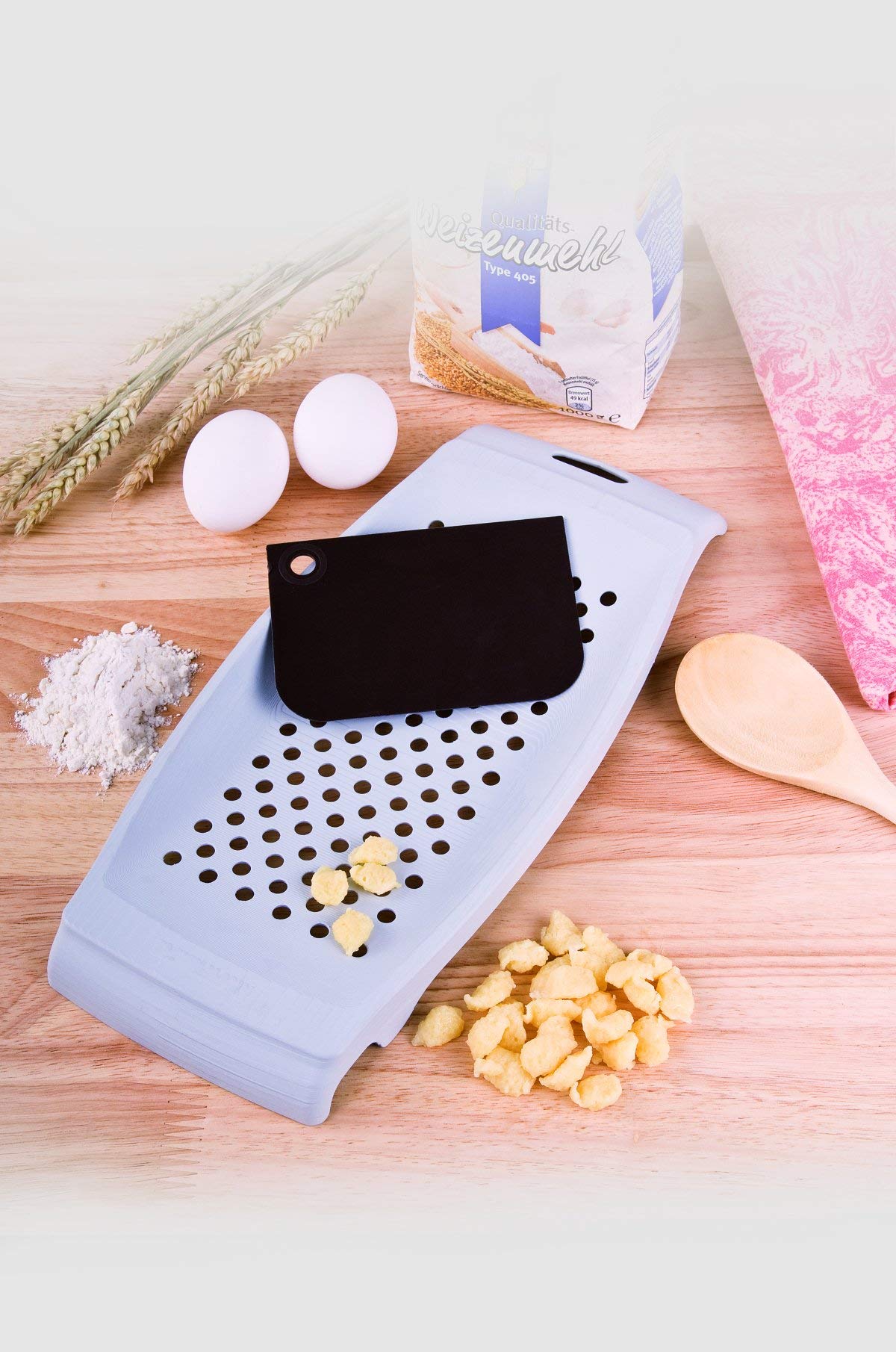 Fackelmann Râpe à Spätzle Avec Spatule - Plastique Robuste - Blanc - Fabriquer Spätzles Facilement