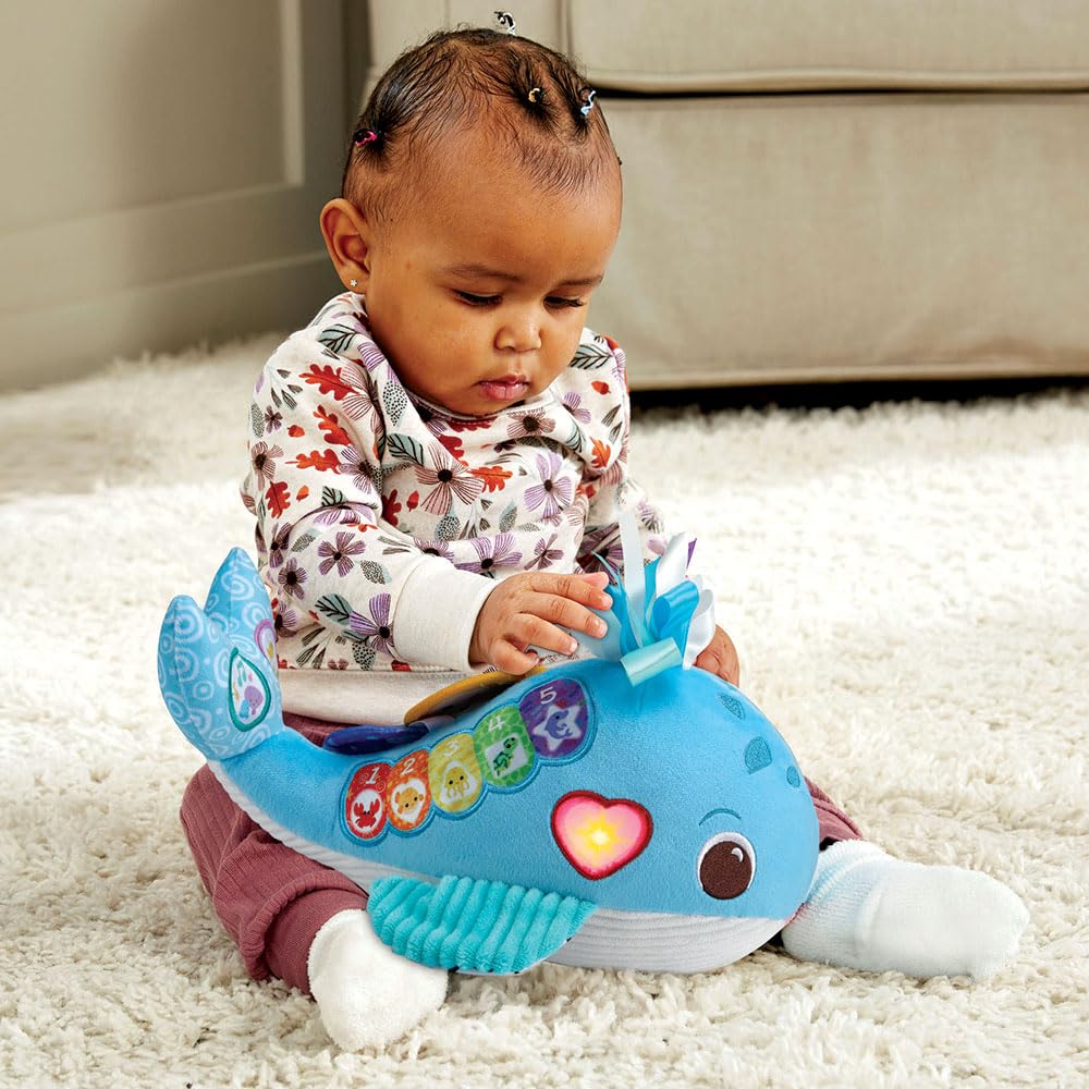 VTech - Océane, Ma Baleine Musicale, Peluche Bébé Interactive et Sensorielle Fabriquée avec des Matériaux Plus Durables, Jouet d'Éveil, Cadeau de Naissance Bébé Dès 3 Mois - Contenu en Français