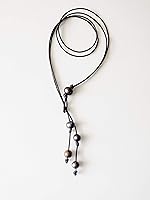 Vista 5 de Collar en Y de perlas negras de cuero negro, 20 pulgadas de largo por encima de la borla