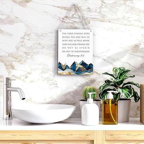 Miniatura 5 de Decoración inspiradora Deuteronomio 318, regalos cristianos, versículo de la Biblia, arte de pared, letrero colgante de madera para el hogar,