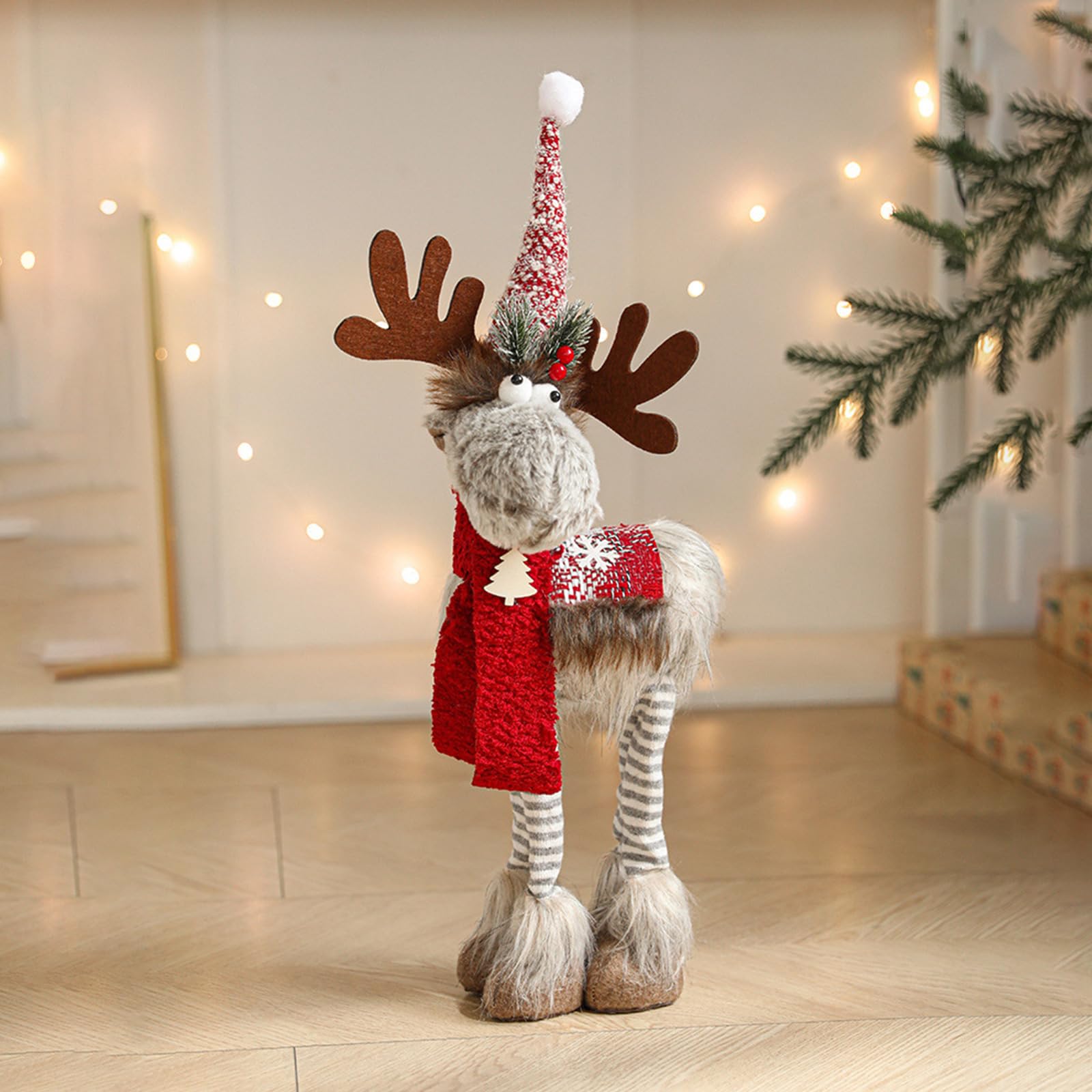 Décoration de bureau délicate en forme de renne de Noël sur les rebords de fenêtre et les tables