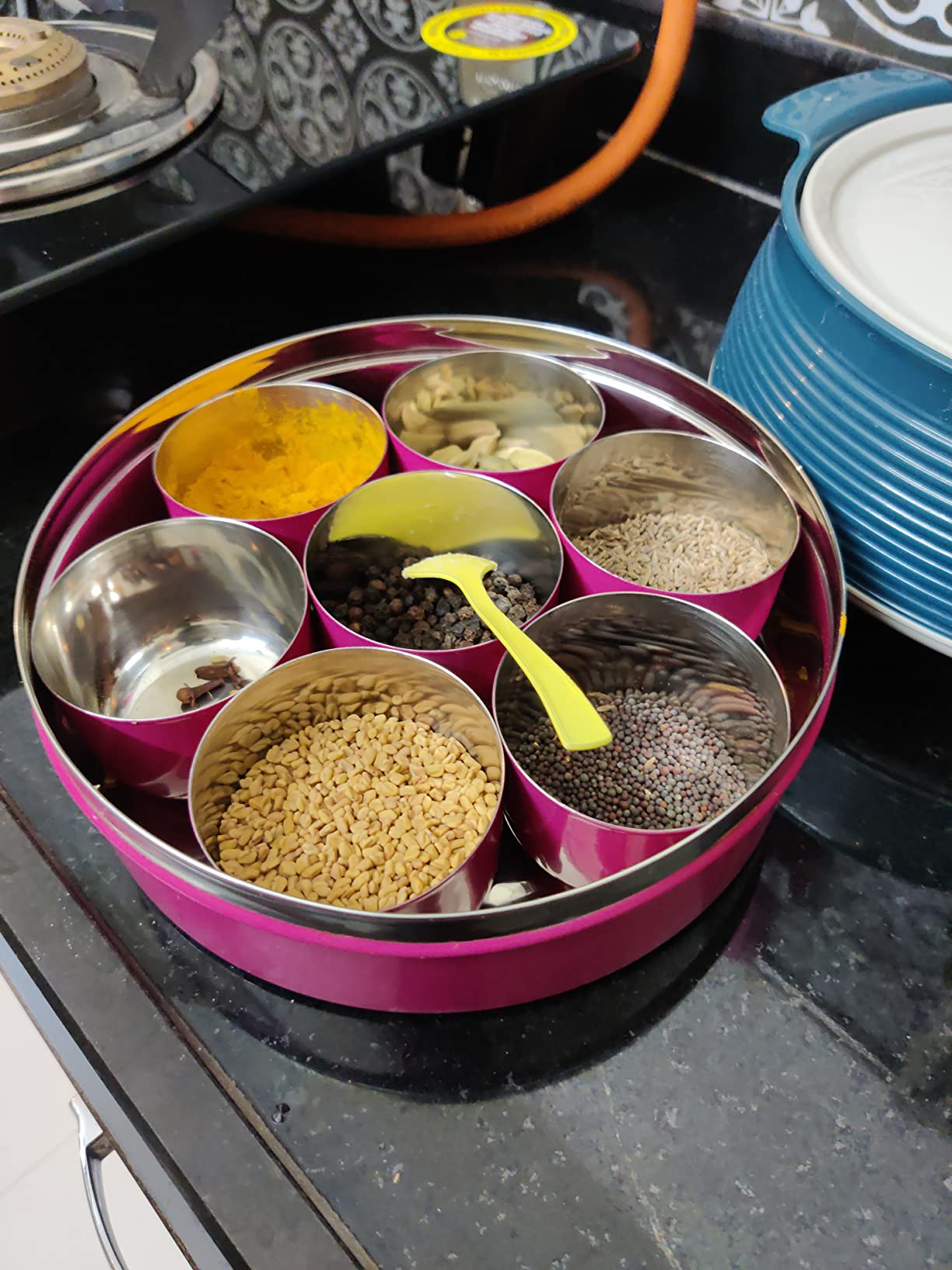 Dudki Homes Masala Dabba In Acciaio Inox Con 7 Contenitori E Cucchiai - Verde Muschio