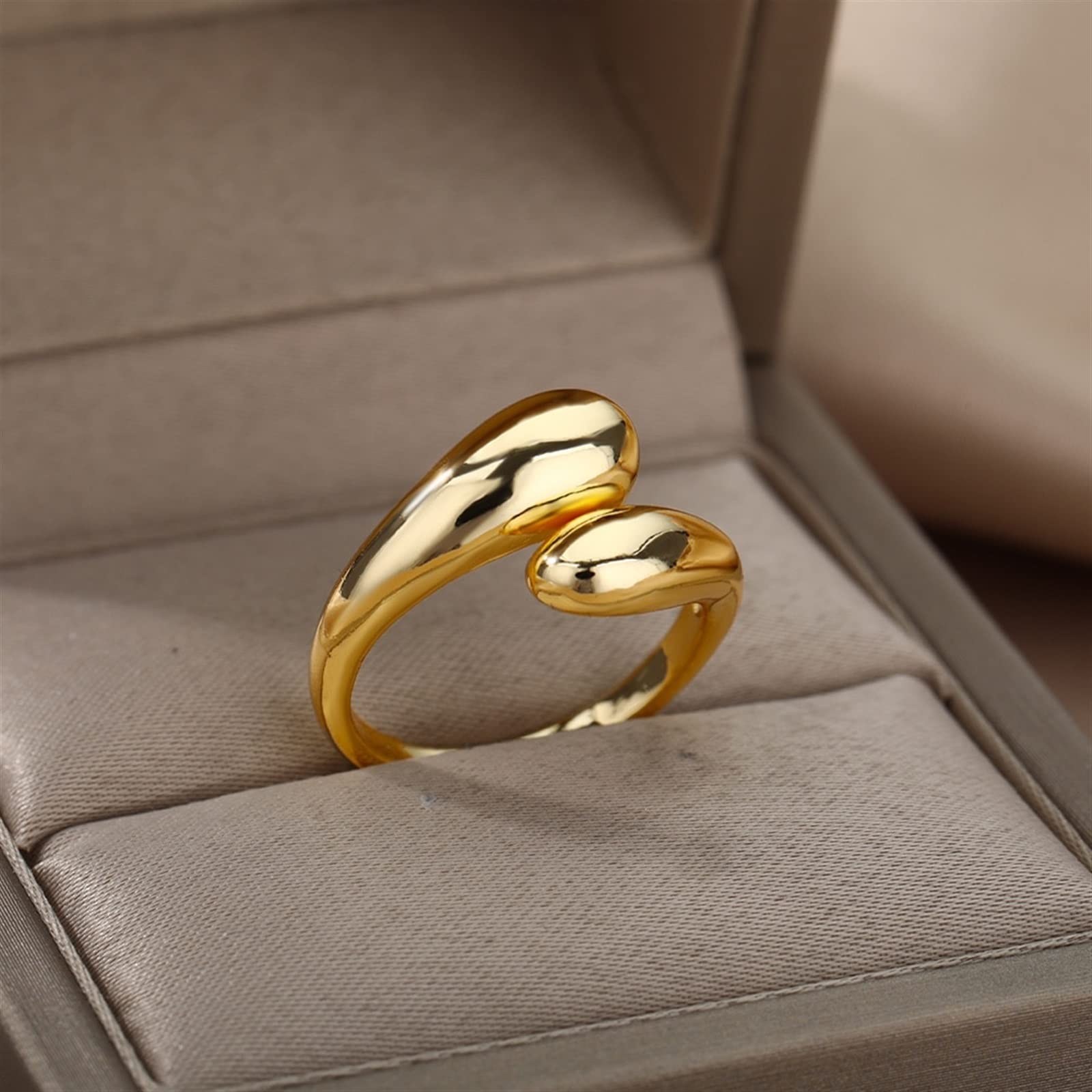 Man drops wedding ring in water | Honestweddingadvice.com