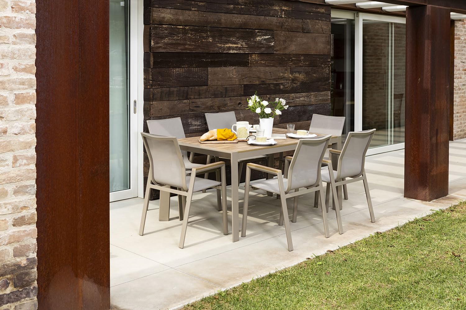 Set tavolo 160x90 e 6 sedie in textilene. Set da pranzo da esterno con tavolo in alluminio e polywood effetto legno e sei sedie impilabili in alluminio e textilene - Liam & Deva (Tortora)