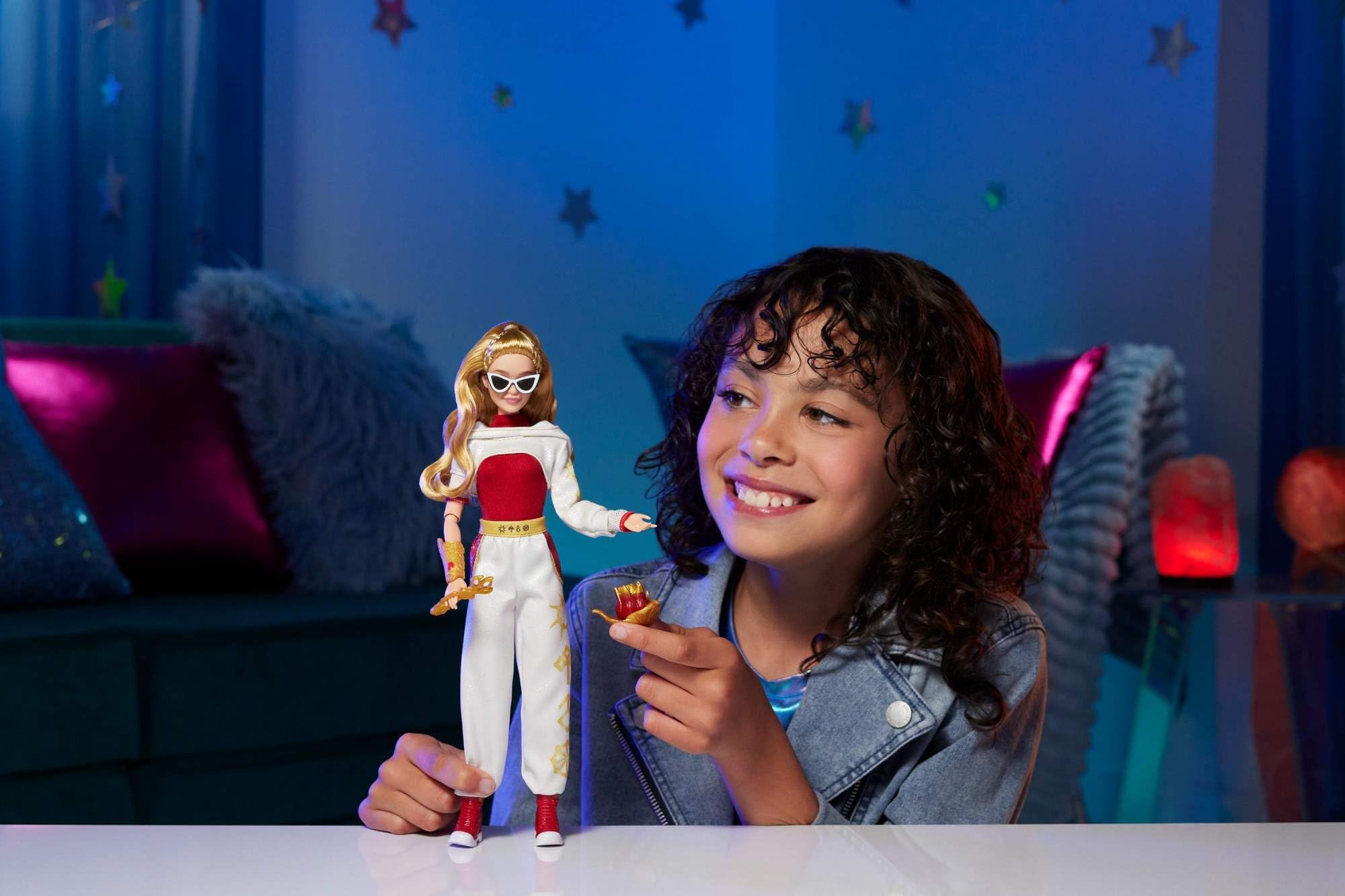 Mattel Disney Zombies 4: Lato Wśród Wampirów Nova Bright Fashion Doll ze strojem Quita i 5 akcesoriami, inspirowana filmem, JFG33
