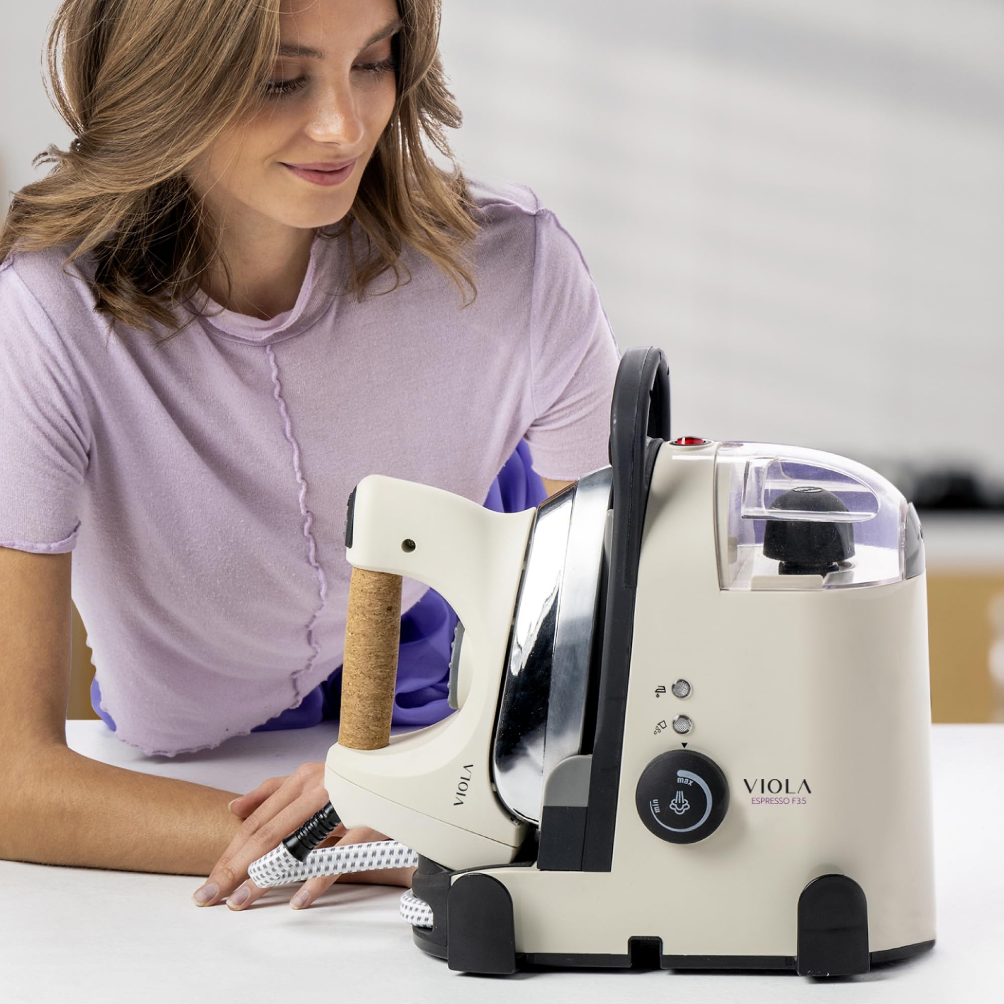 VIOLA Espresso Ferro da Stiro a Vapore con Caldaia in Acciaio da 3,5 Bar, Stira a Secco, Stiratura Verticale, Design italiano Brevettato, Ferro Professionale, Stirare Facile, Compatto, Stirella Beige