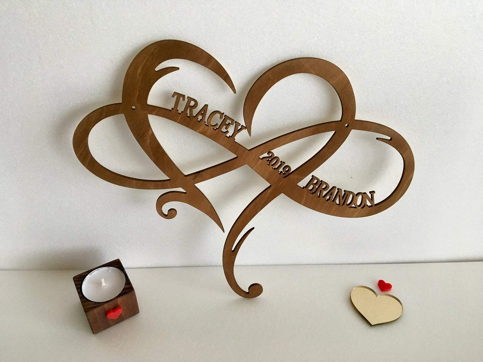 Signe en Bois Personnalisé, Forme de Cœur avec Symbole Infini, Cadeau de Mariage pour Les Couples, 2 Noms Année et Cœur, Cadeau de Saint-Valentin Rustique, Plaque d'amour Custom en MDF, 26 cm x 29 cm