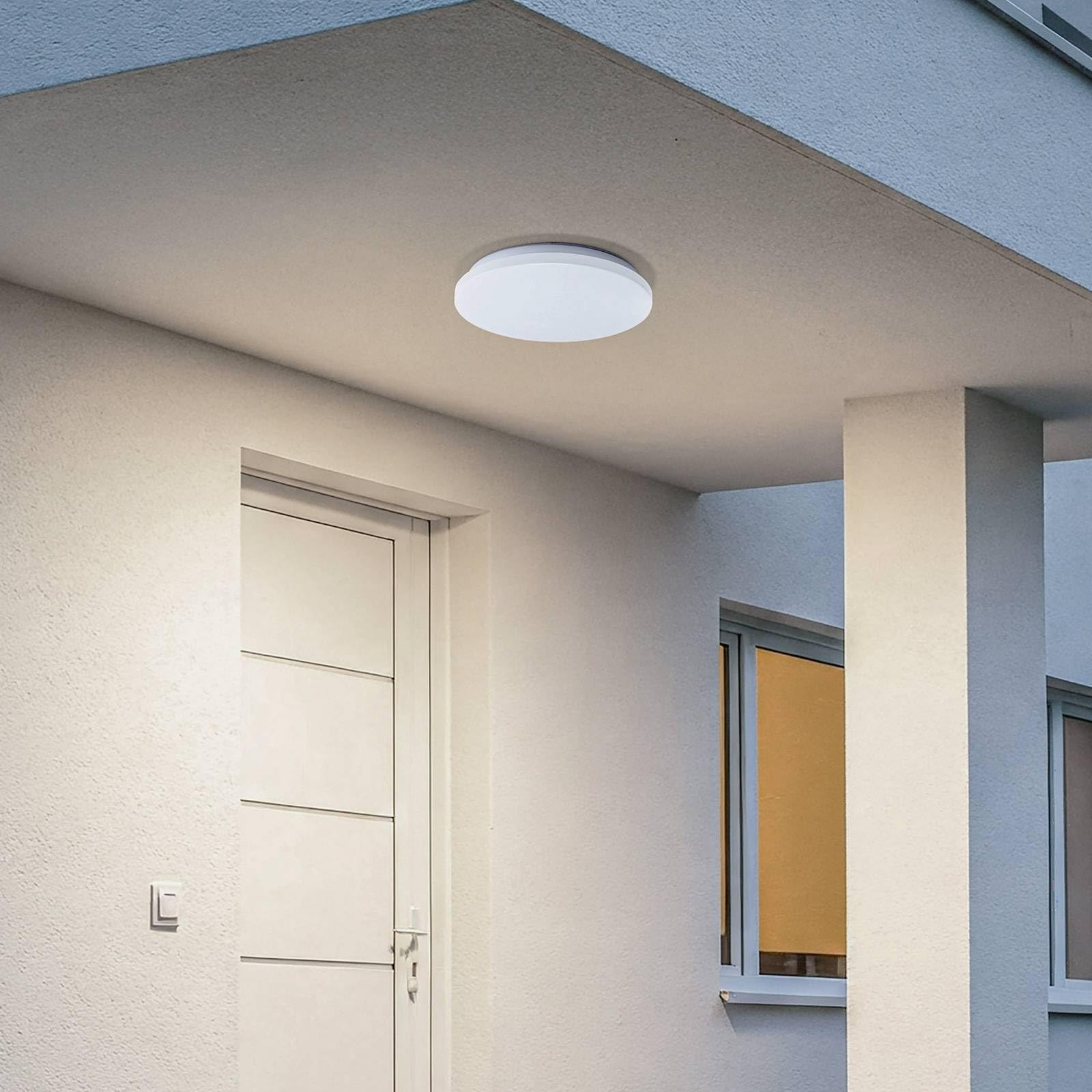 Lindby LED Deckenleuchten Kirkola mit Bewegungsmelder (spritzwassergeschützt in Weiß (1 flammig,) - Außenleuchte für Garten Terasse Balkon & Haus Deckenleuchte