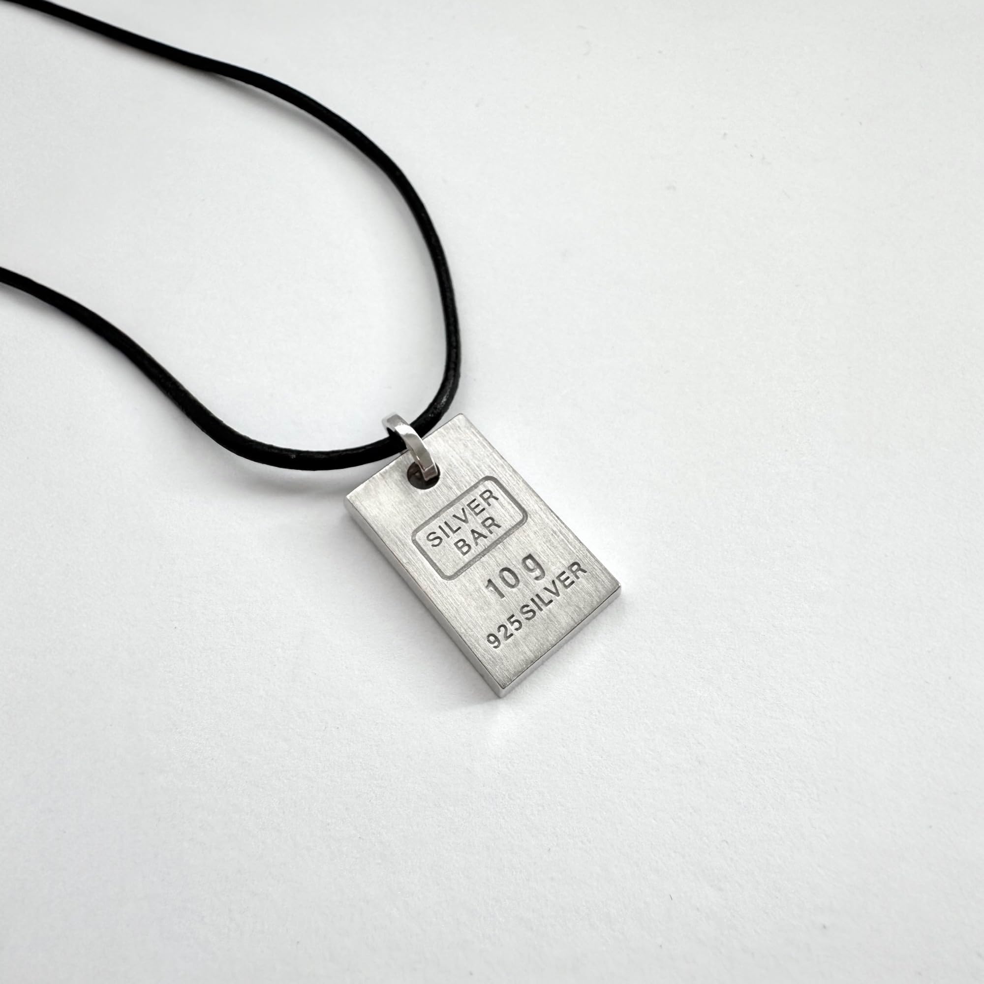 sayes.com Collana con Ciondolo Lingotto in Argento 925, 10 Grammi, Finitura Satinata, con Cordino Nero, Scatola Regalo e Certificato di Garanzia