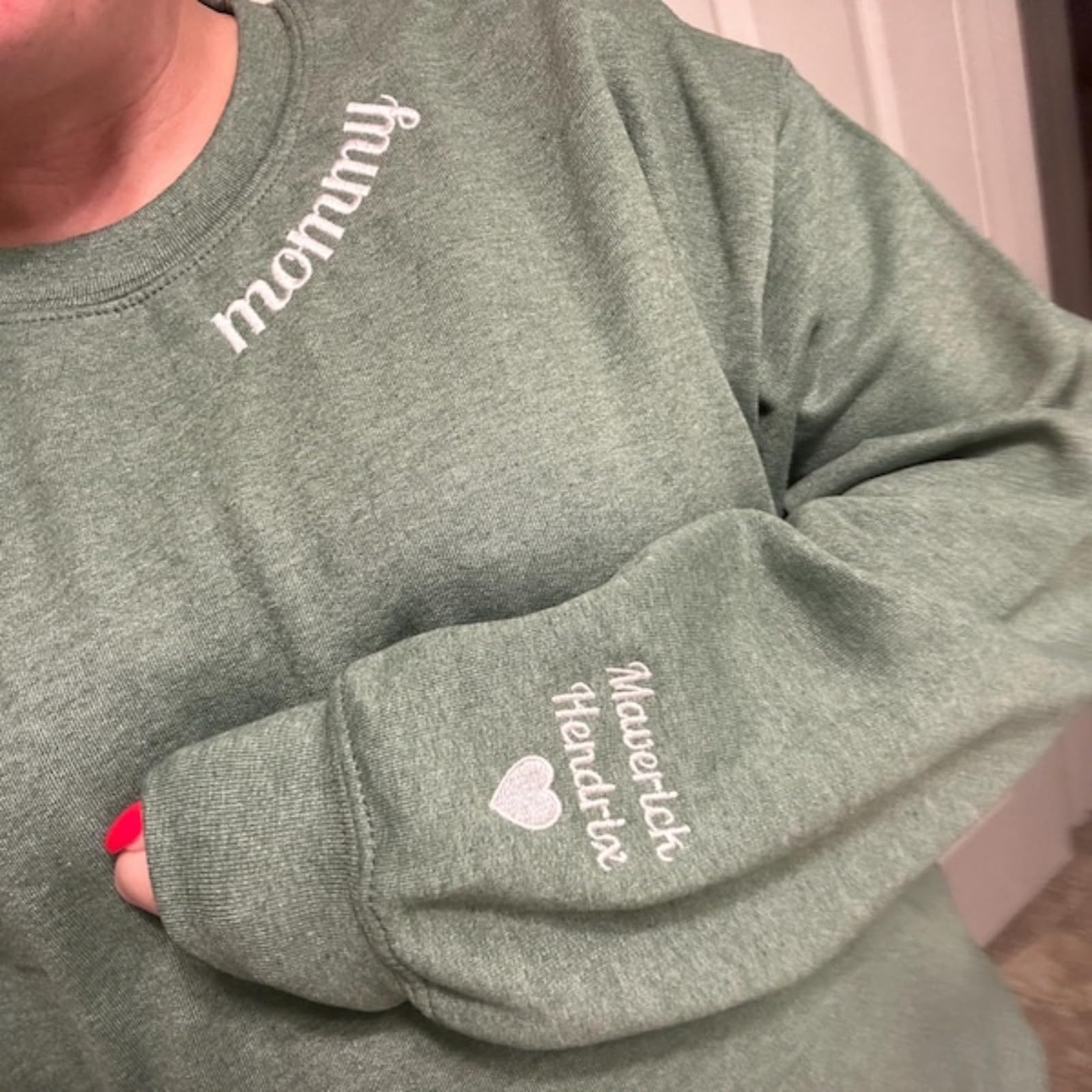 Sweat-shirt brodé Mama personnalisé, col rond Mama personnalisé avec noms d'enfants, chemise maman personnalisée pour femme, cadeau pour maman, grand-mère, cadeau d'anniversaire fête des