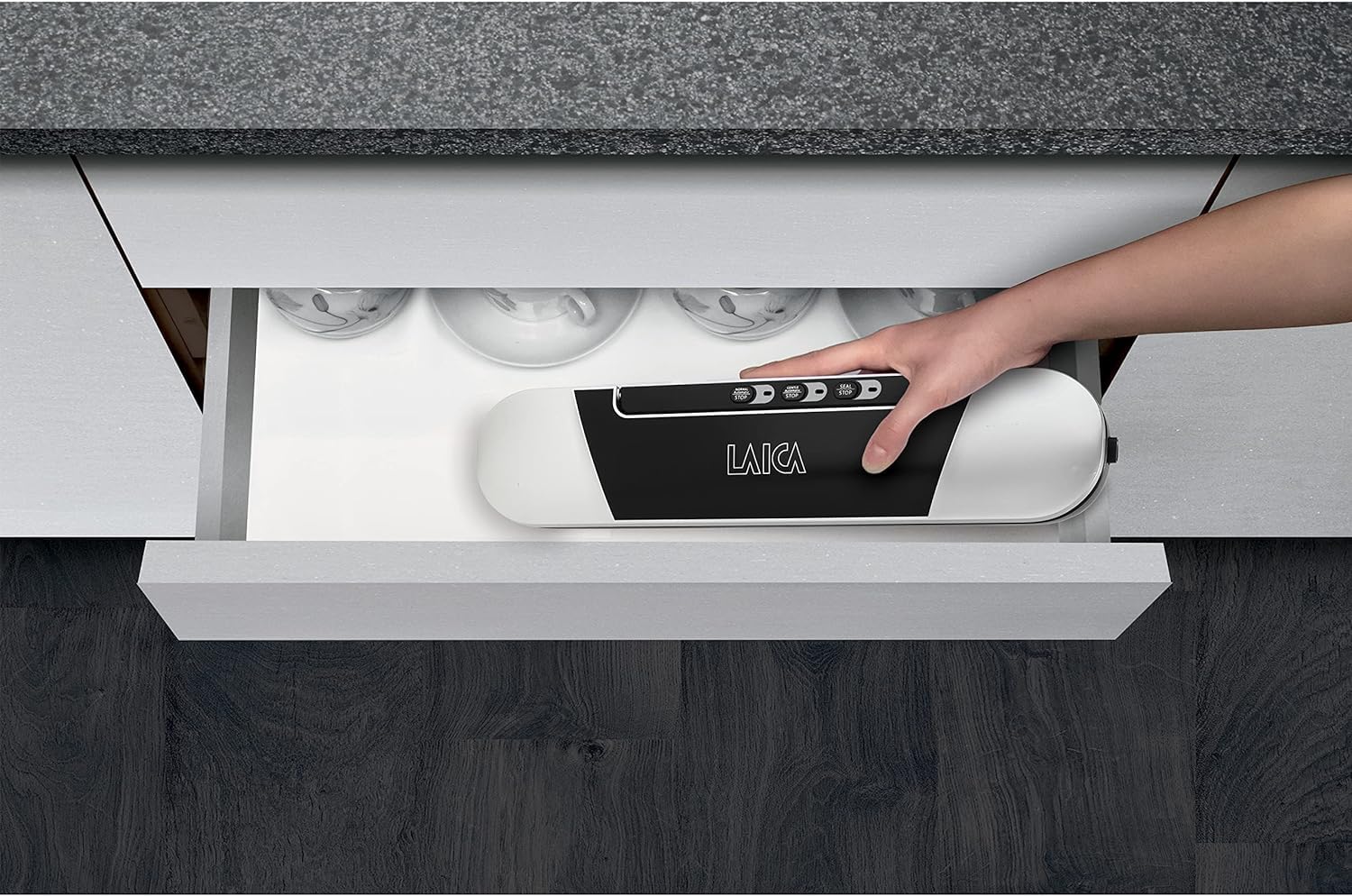 Termoselladora de bolsas y envasadora de alimentos al vacío LAICA VT3205 con bolsas adicionales - Diseño compacto y fácil de almacenar | Diseño compacto, base magnética para nevera, vacío parcial, hasta 5 veces la vida útil de alimentos cocinados y fresco