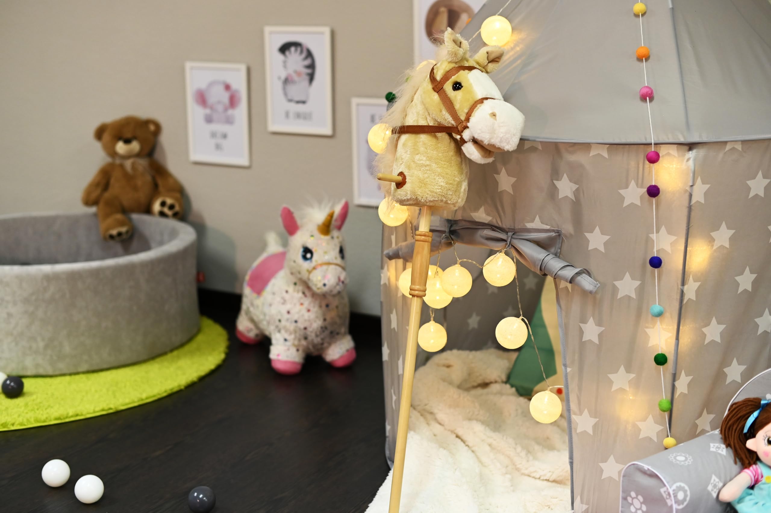 Knorrtoys 40101 - koń na kiju "Sugar", jasnobrązowy