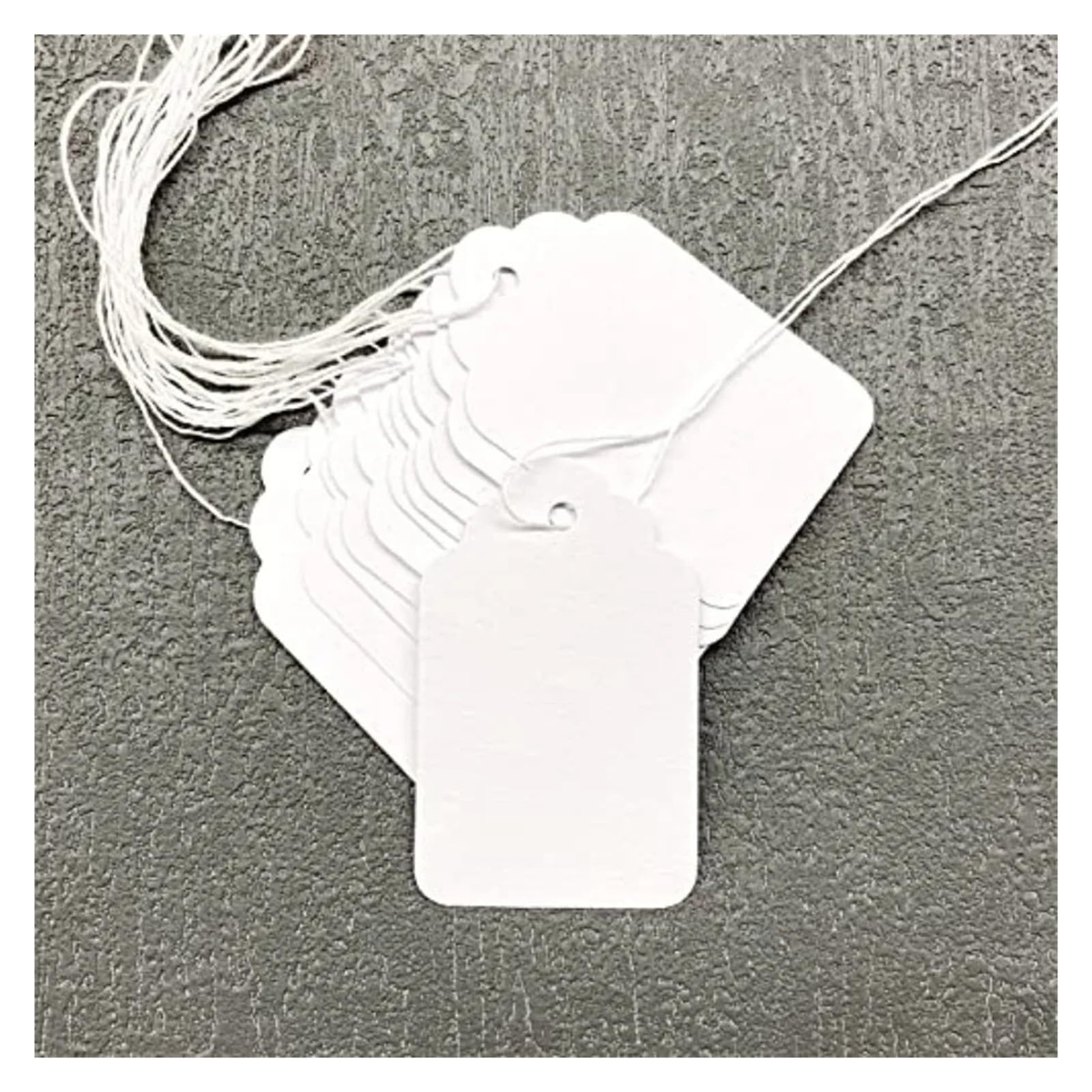 Lot de 200 étiquettes de prix avec ficelle - Blanches - Étiquettes de prix avec ficelle - En plastique transparent - Visibil - Pour marquage de marchandises