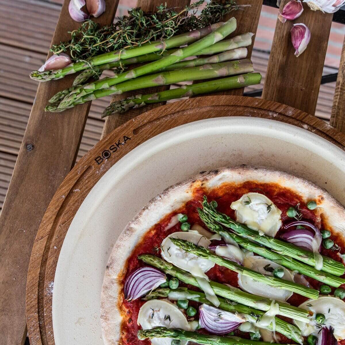 BOSKA Pizzabrett Friends XL/Pizza Teller/Eichenholz / ⌀40cm / Pizza Blech Rund mit Praktischer Auffangrinne/Auch zum Frühstück, Mittag- und Abendessen